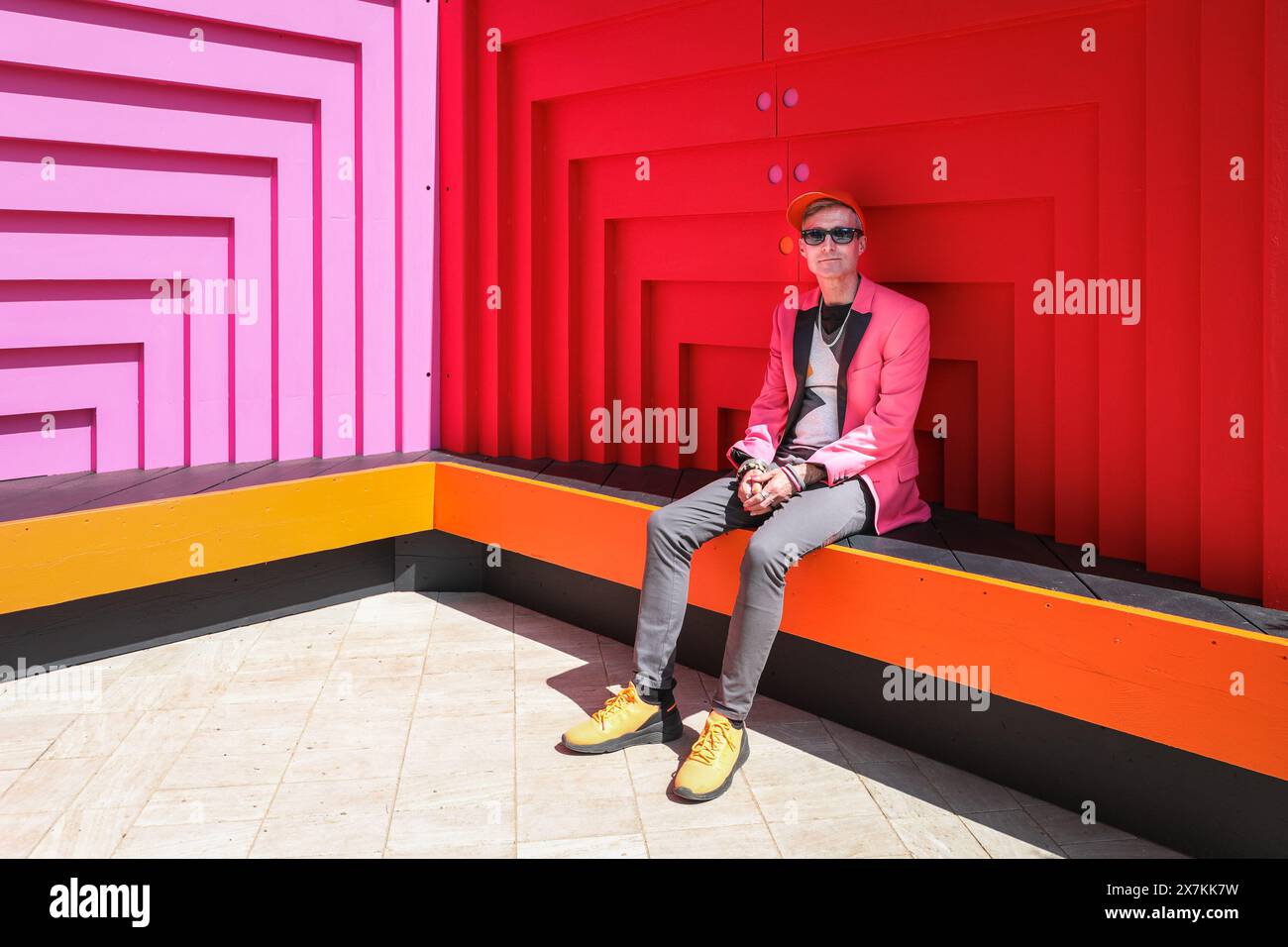 Londres, Royaume-Uni. 20 mai 2024. Darryl Moore, concepteur dans le vibrant film Garden 'RHS Chelsea Repurposed' de Cityscapes (Darryl Moore avec Toby Magee), qui utilise des plantes tolérantes à la sécheresse et des matériaux réutilisés ou recyclés. RHS Chelsea Flower Show 2024 ouvre avec sa journée de presse. Crédit : Imageplotter/Alamy Live News Banque D'Images