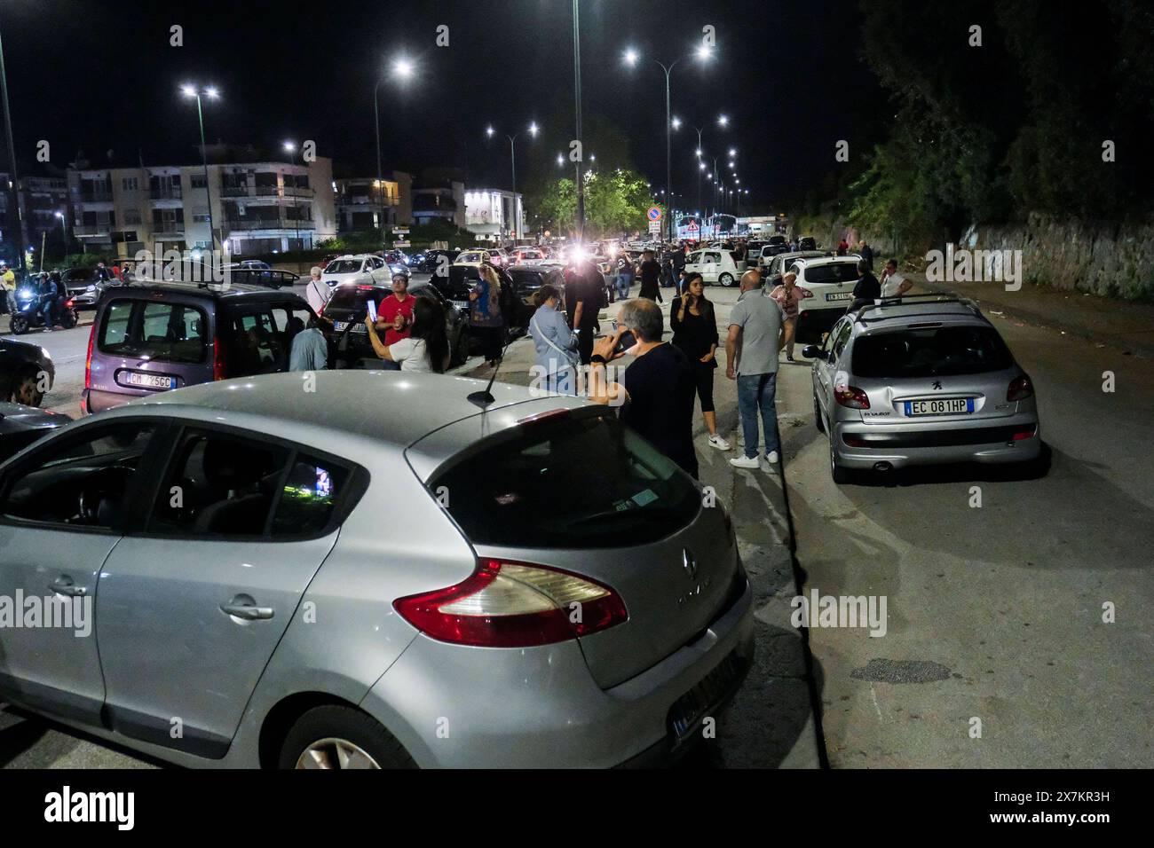 Italie : Campi Flegrei, bradismo dans la rue après les chocs du tremblement de terre, près de Naples, dans le sud de l'Italie, 20 mai 2024. Le choc qui s'est produit à 8,10 heures avec son épicentre au Campi Flegrei était de magnitude 4,4. Nous apprenons cela de l'Institut National de Géophysique et Volcanologie, selon lequel la profondeur du tremblement de terre était de trois kilomètres ABP01279 Copyright : xAntonioxBalascox Banque D'Images