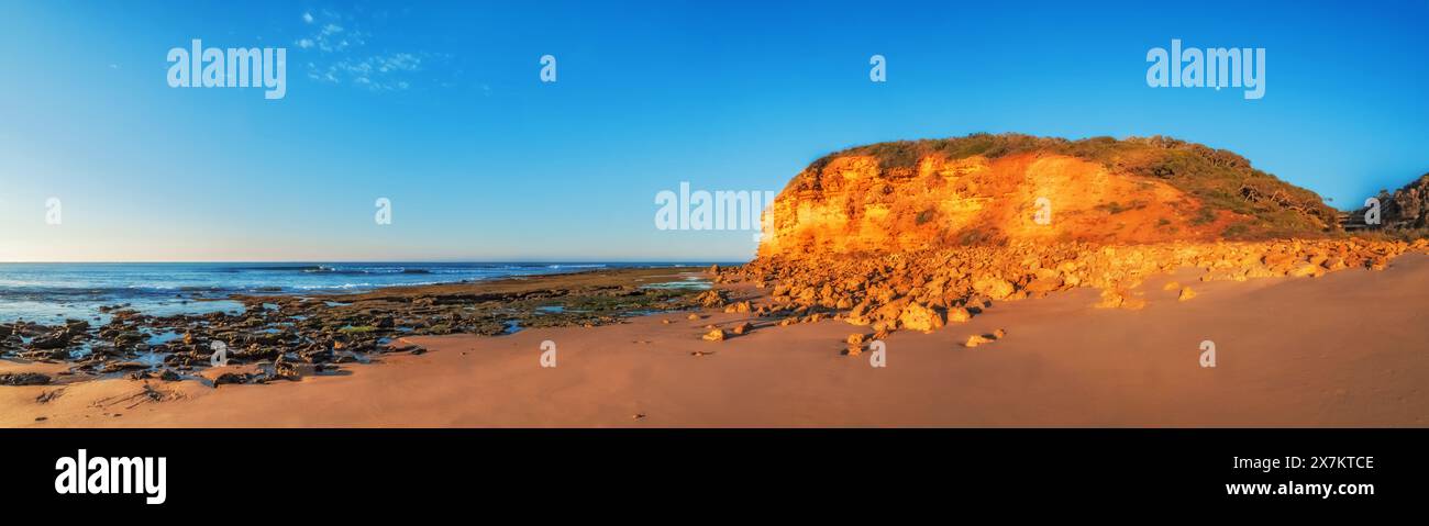 Panorama du promontoire calcaire à Bells Beach, Torquay, Surf Coast Shire, Great Ocean Road, Victoria, Australie, tôt le matin Banque D'Images