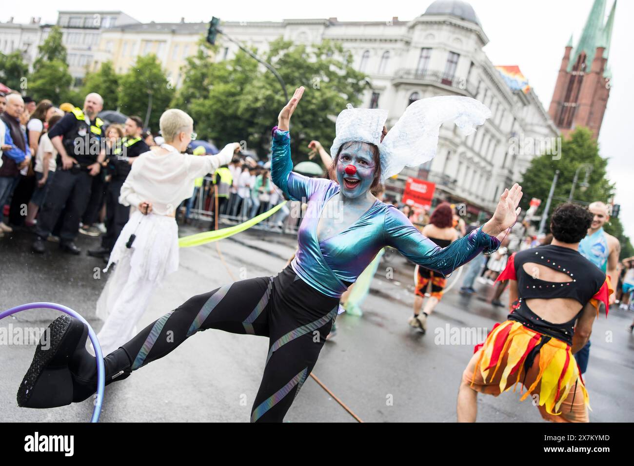 Danseuse du cirque CABUWAZI pour enfants et jeunes avec cerceaux au défilé de rue du 26e Carnaval des cultures à Berlin le 19.05.2024 Banque D'Images