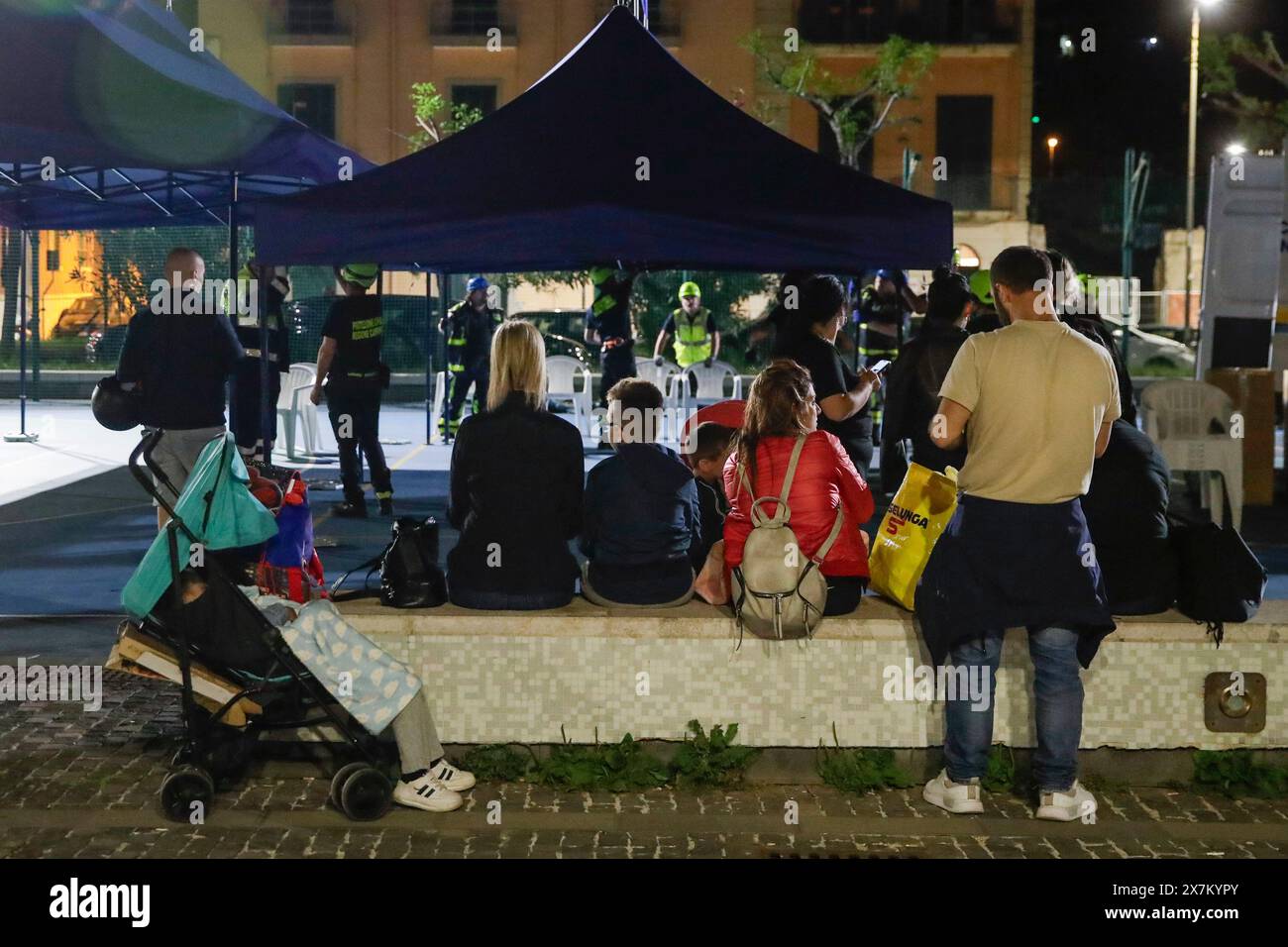 Naples, Italie. 21 mai 2024. Les gens se rassemblent dans une zone sûre dans la rue sur le front de mer entre Naples et Pozzuoli après un tremblement de terre dans la soirée. Selon l’Institut national de géophysique et de volcanologie, le séisme de magnitude 4,4 s’est produit à 20h10 heure locale, avec épicentre dans les Campi Flegrei. Crédit : Agence photo indépendante/Alamy Live News Banque D'Images