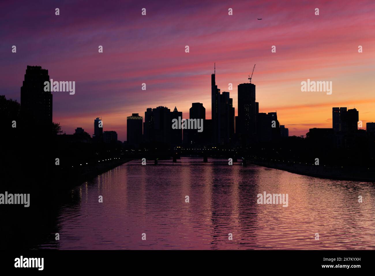 Die Frankfurter Skyline Der Himmel über der Frankfurter Bankenskyline Hat sich nach Sonnenuntergang bunt verfärbt. Francfort-sur-le-main Hessen Deutschland *** L'horizon de Francfort le ciel au-dessus de l'horizon bancaire de Frankfurts a changé de couleur après le coucher du soleil Francfort-sur-le-main Hesse Allemagne 2024-05-20 ffm skyline 01 Banque D'Images