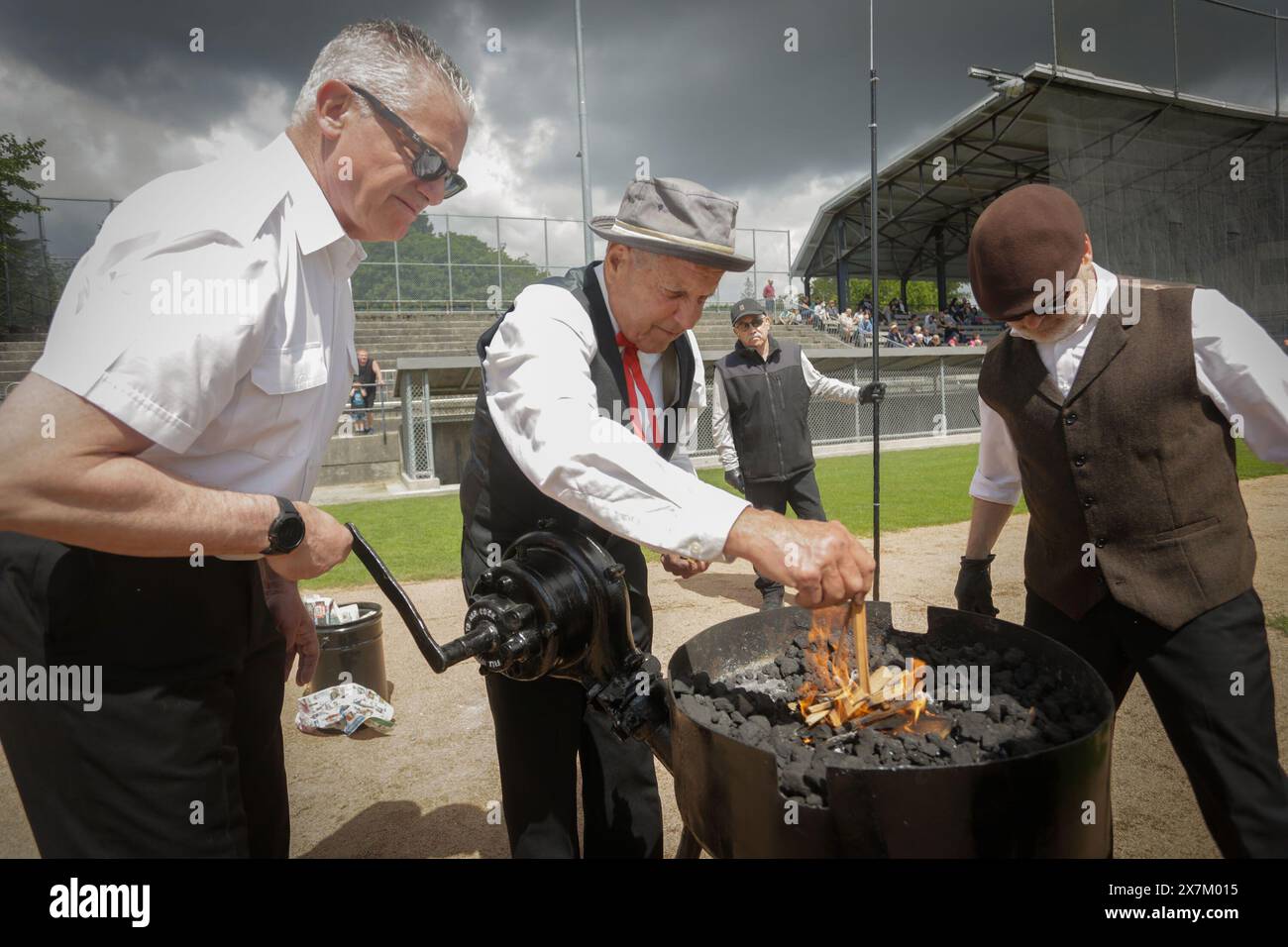 New Westminster, Canada. 20 mai 2024. Les membres de l'ancienne et honorable Hyack Anvil Battery brûlent du charbon pour tirer des enclumes lors du Victoria Day Anvil Battery Salute au Queen's Park Stadium à New Westminster, Colombie-Britannique, Canada, le 20 mai 2024. Le salut de l'enclume est une tradition annuelle dans la ville de New Westminster qui remonte aux années 1860 le jour de la fête de Victoria. Crédit : Liang Sen/Xinhua/Alamy Live News Banque D'Images