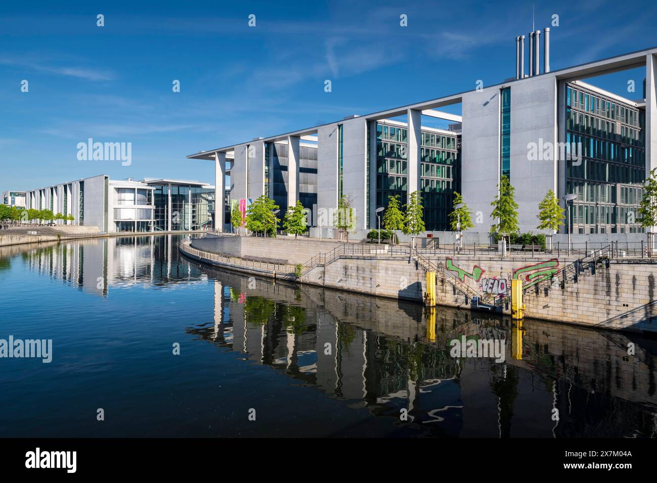 Reichstag, Paul-Loebe-Haus et Marie-Elisabeth-Lueders-Haus se reflètent dans la Spree au lever du soleil, Berlin, Allemagne Banque D'Images