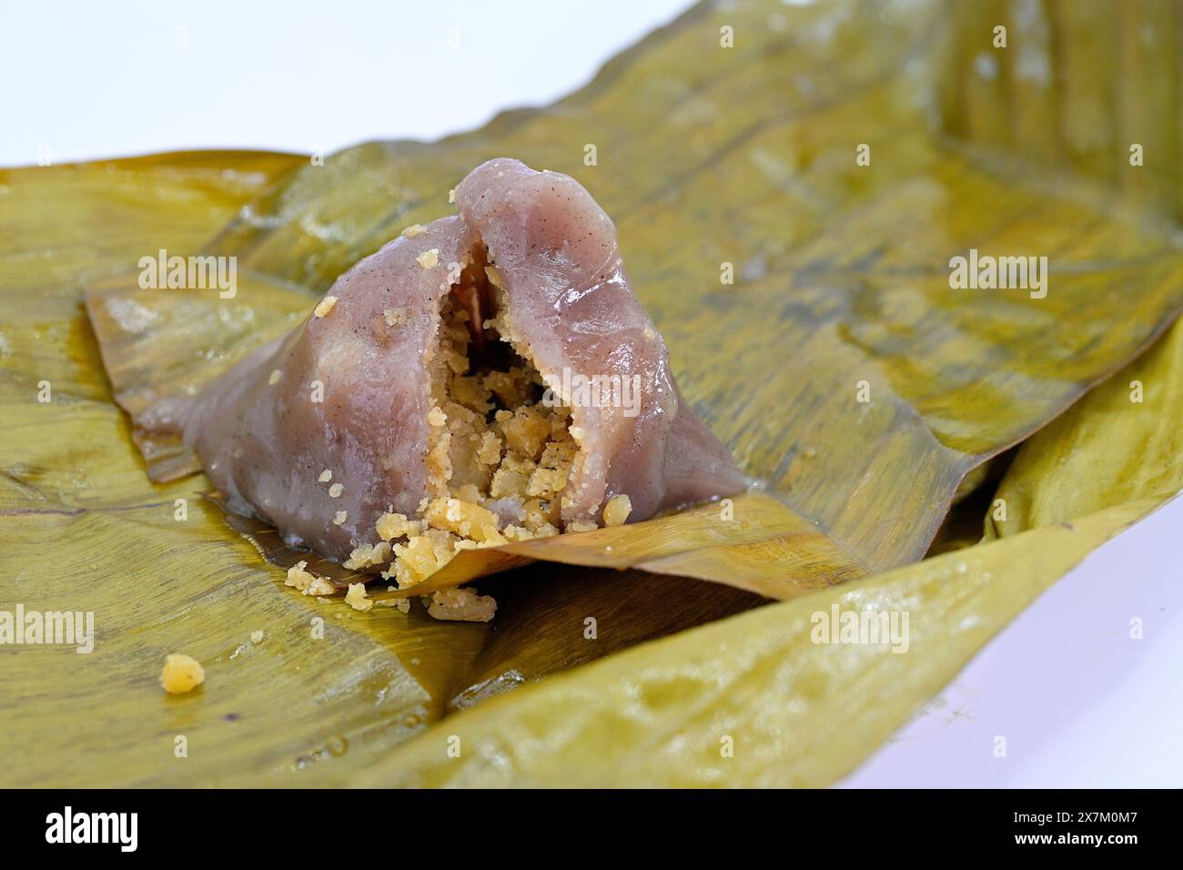 Khanom thian est une petite boulette de farine de forme conique cuite à la vapeur dans une feuille de banane originaire du nord de la Thaïlande. Généralement rempli d'un mung salé Banque D'Images