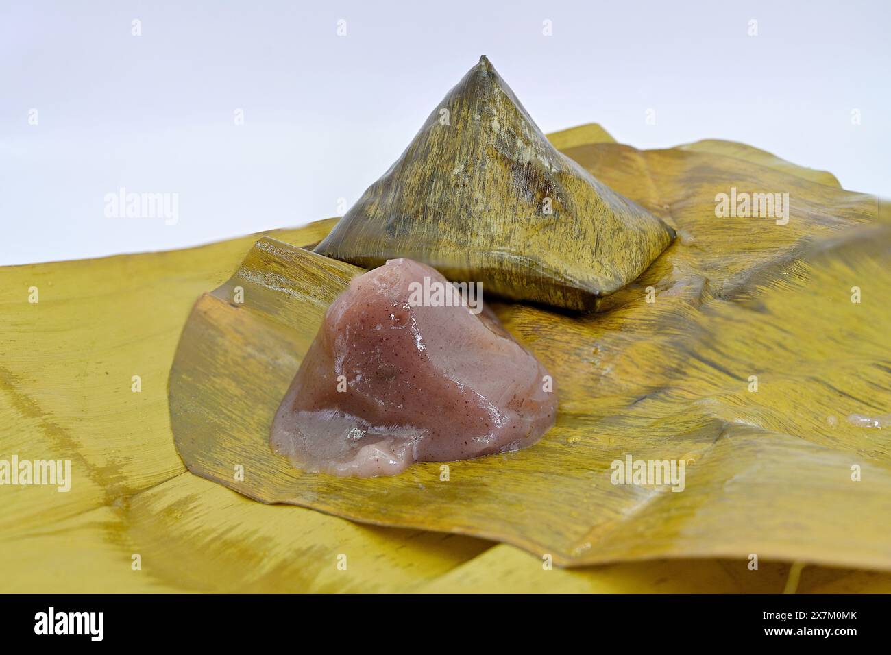 Khanom thian est une petite boulette de farine de forme conique cuite à la vapeur dans une feuille de banane originaire du nord de la Thaïlande. Généralement rempli d'un mung salé Banque D'Images