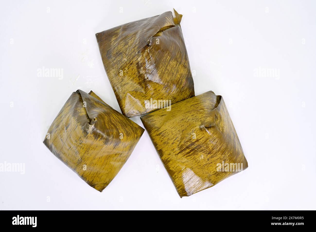 Khanom thian est une petite boulette de farine de forme conique cuite à la vapeur dans une feuille de banane originaire du nord de la Thaïlande. Généralement rempli d'un mung salé Banque D'Images