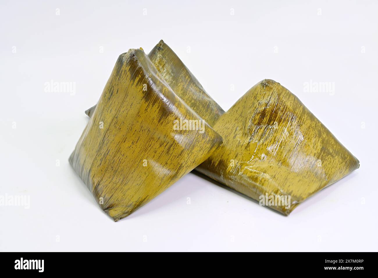 Khanom thian est une petite boulette de farine de forme conique cuite à la vapeur dans une feuille de banane originaire du nord de la Thaïlande. Généralement rempli d'un mung salé Banque D'Images