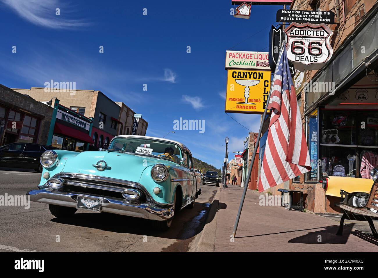 Voiture ancienne garée devant la boutique de souvenirs sur la route 66, Williams, Arizona Banque D'Images