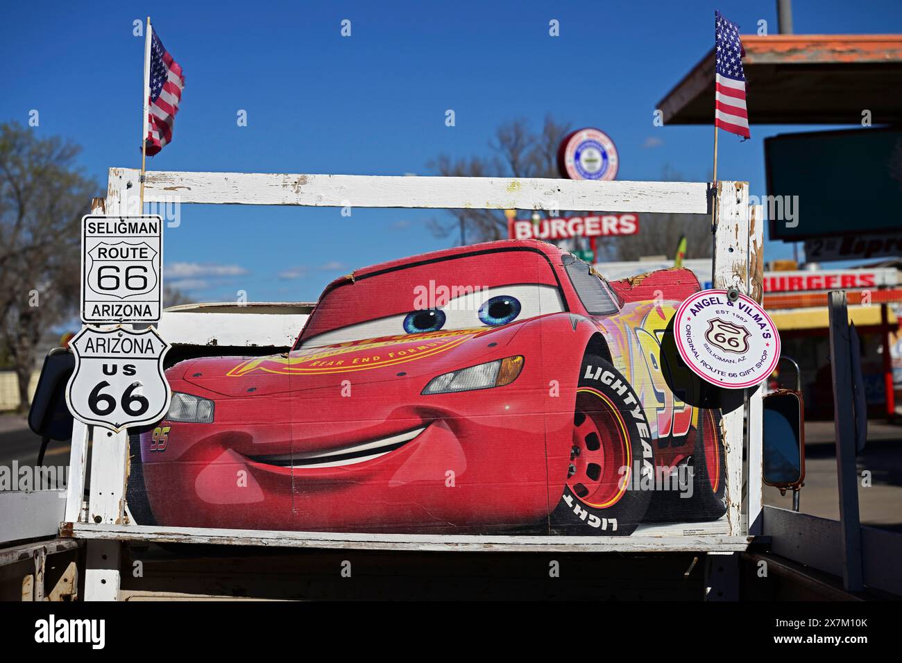Lightning McQueen, le protagoniste principal et voiture de course du film d'animation Cars, sert de publicité pour une boutique de souvenirs sur un pick-up Banque D'Images