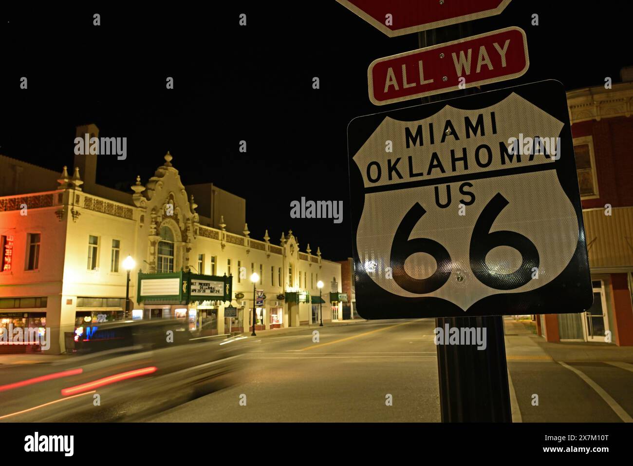 Photo de nuit de la route principale illuminée avec ski de rue, route 66, Miami, Oklahoma Banque D'Images