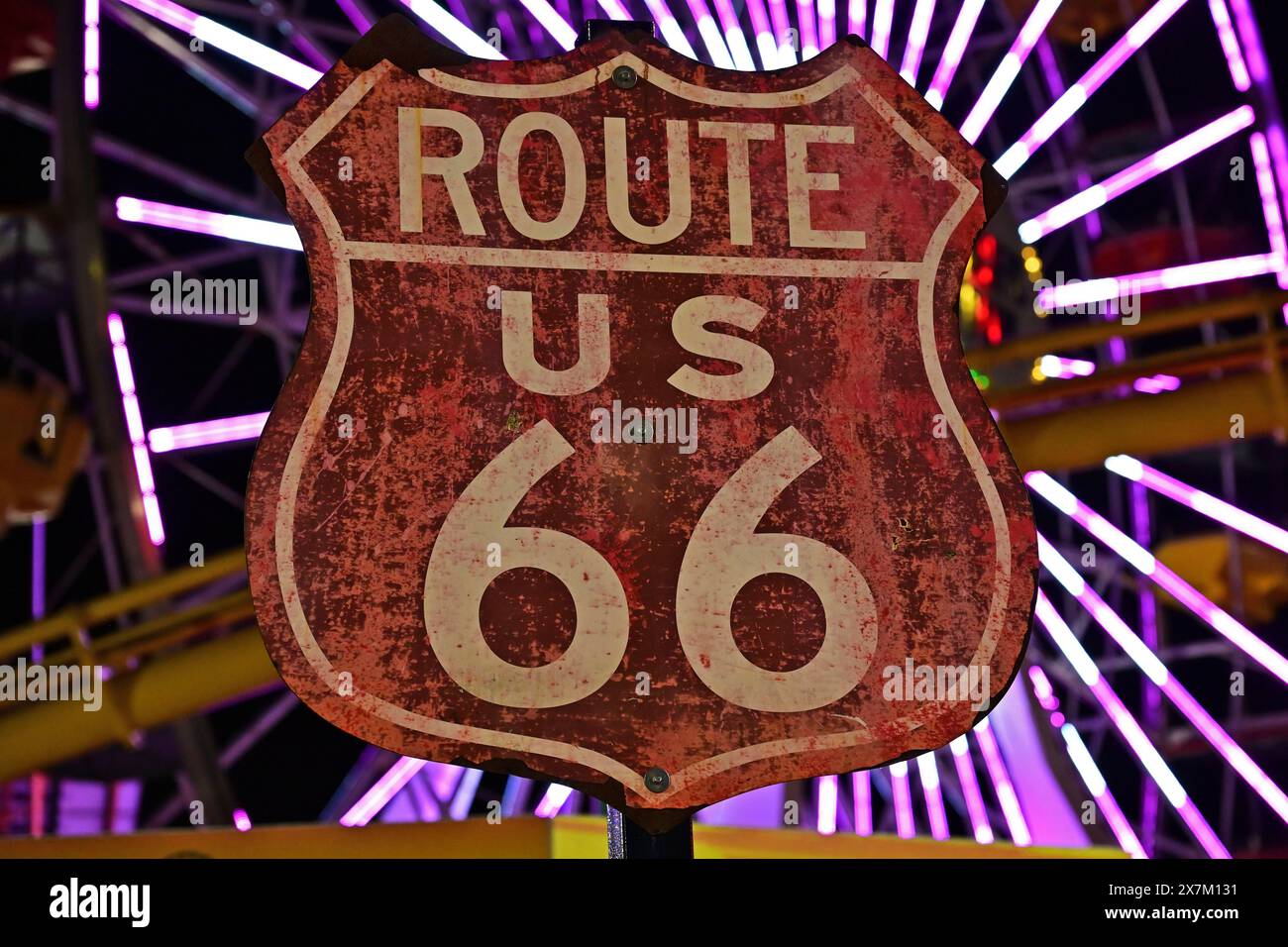 Panneau route 66 devant la grande roue sur le quai de Santa Monica, Californie Banque D'Images