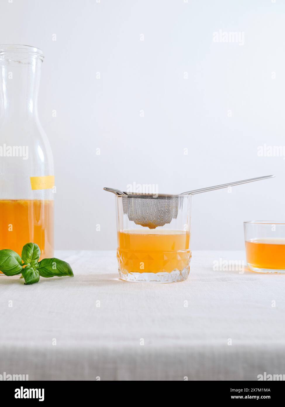 Une bouteille de boisson kombucha fermentée maison avec une saveur de fruit sur fond blanc Banque D'Images