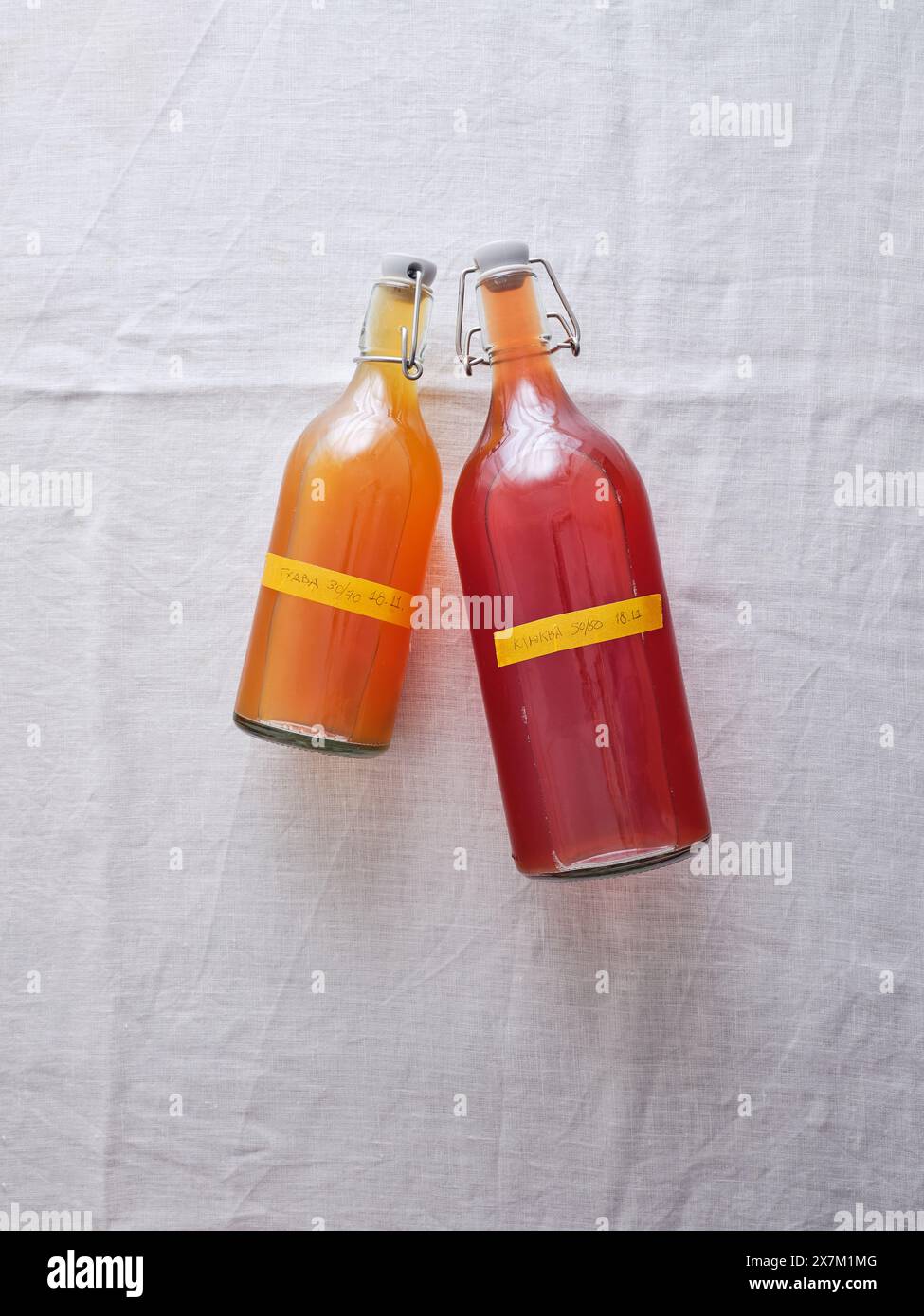 Vue de dessus deux bouteilles avec différentes saveurs de boisson fermentée kombucha maison Banque D'Images