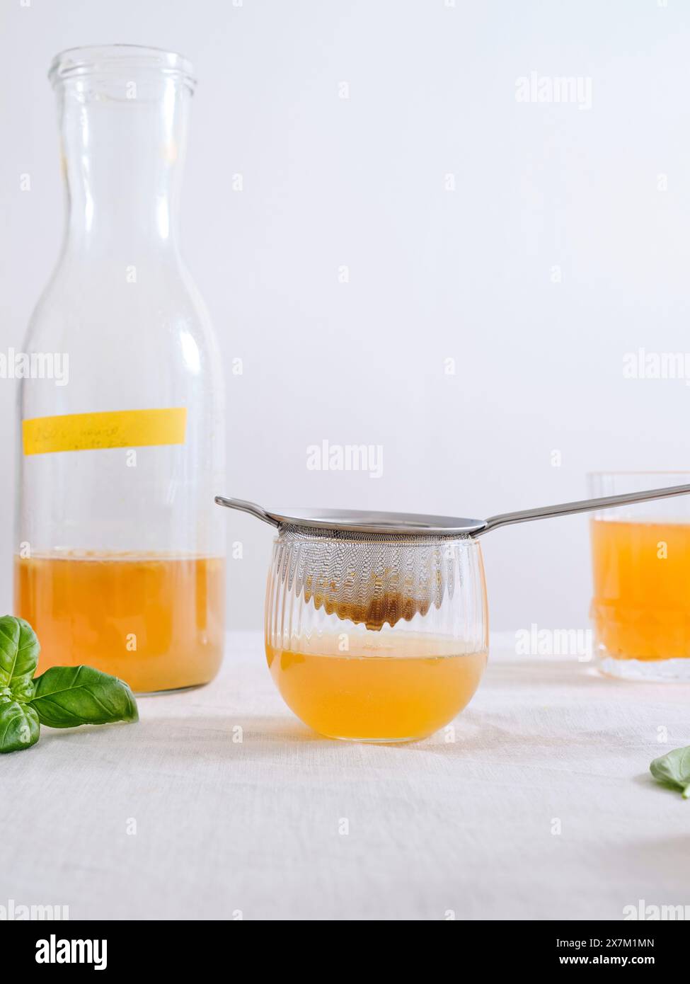 Une bouteille de boisson kombucha fermentée maison avec une saveur de fruit sur fond blanc Banque D'Images