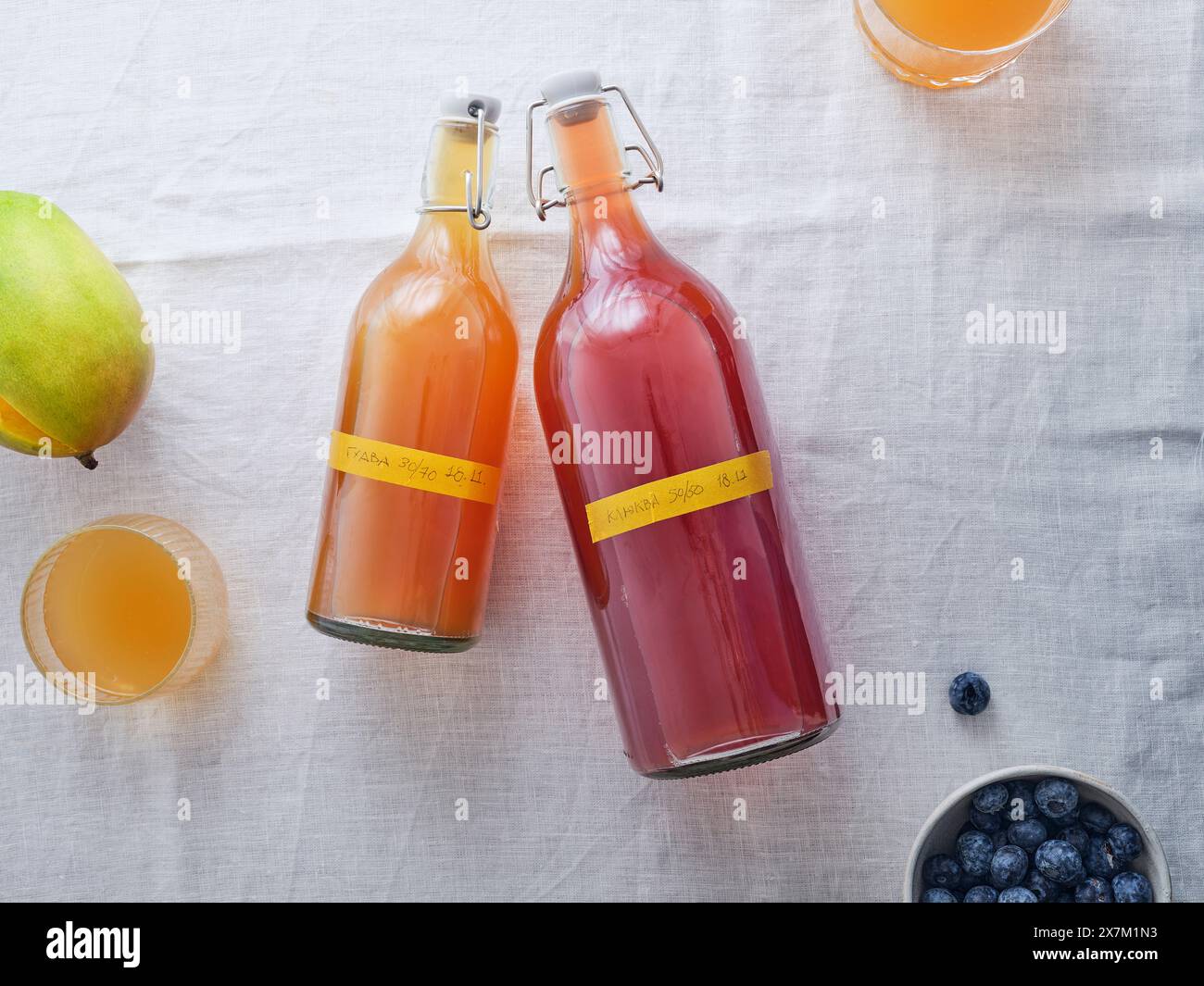 Vue de dessus deux bouteilles avec différentes saveurs de boisson fermentée kombucha maison Banque D'Images