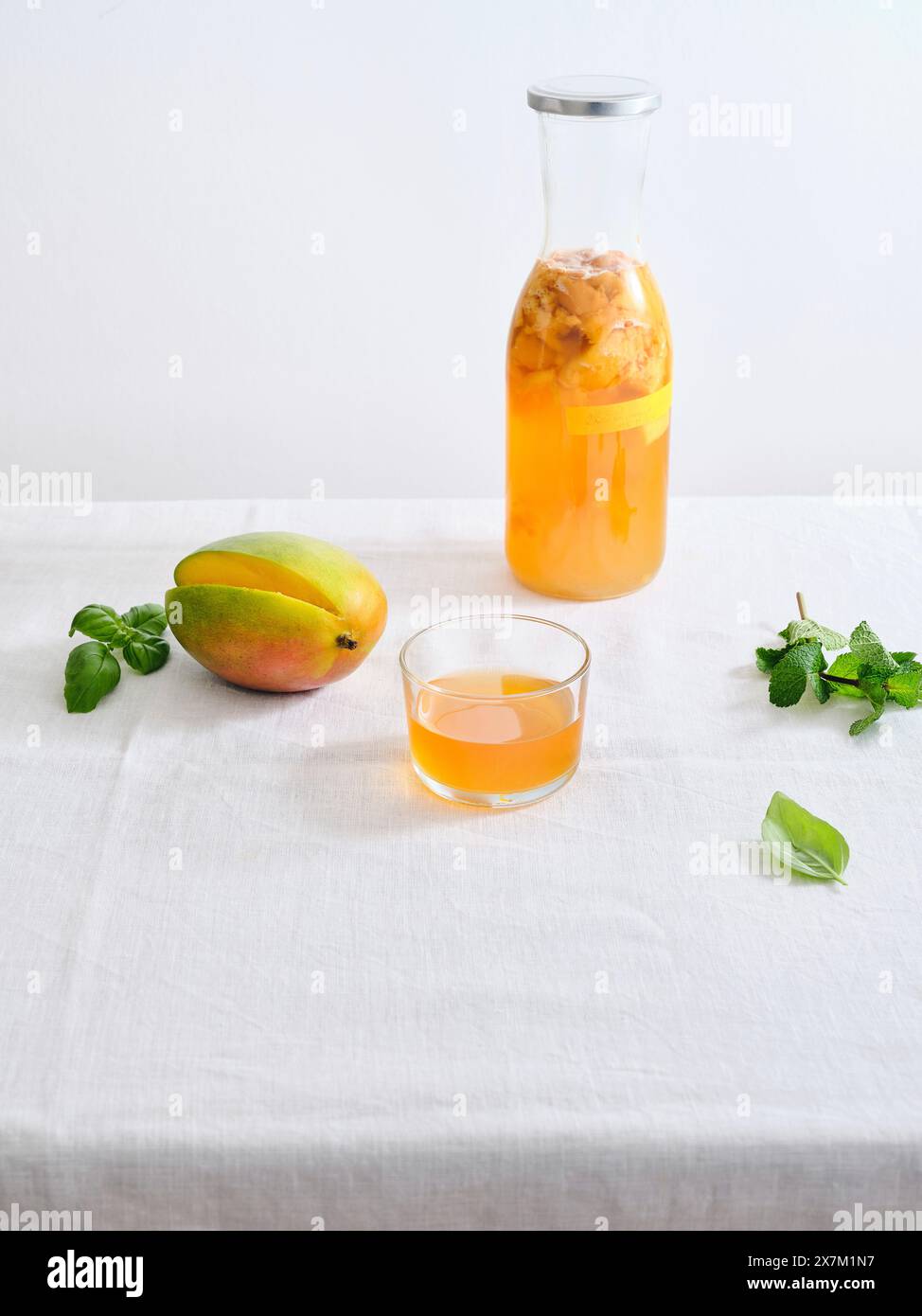 Une bouteille de boisson kombucha fermentée maison avec une saveur de fruit sur fond blanc Banque D'Images