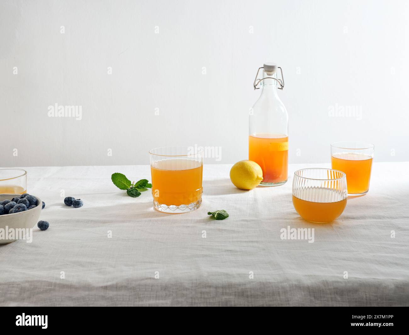 Boisson kombucha fermentée maison avec saveur de fruit sur fond blanc Banque D'Images