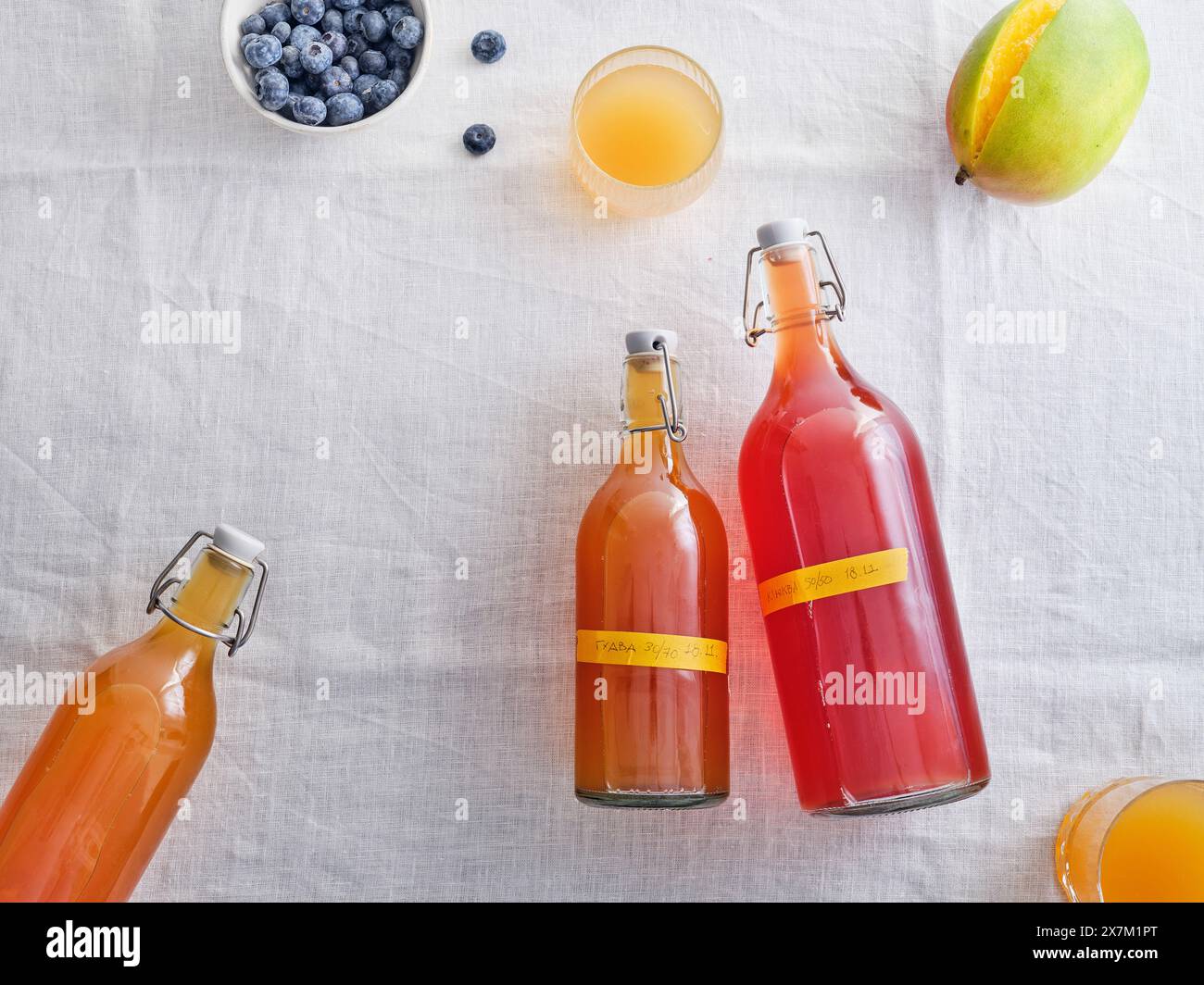 Vue de dessus deux bouteilles avec différentes saveurs de boisson fermentée kombucha maison Banque D'Images