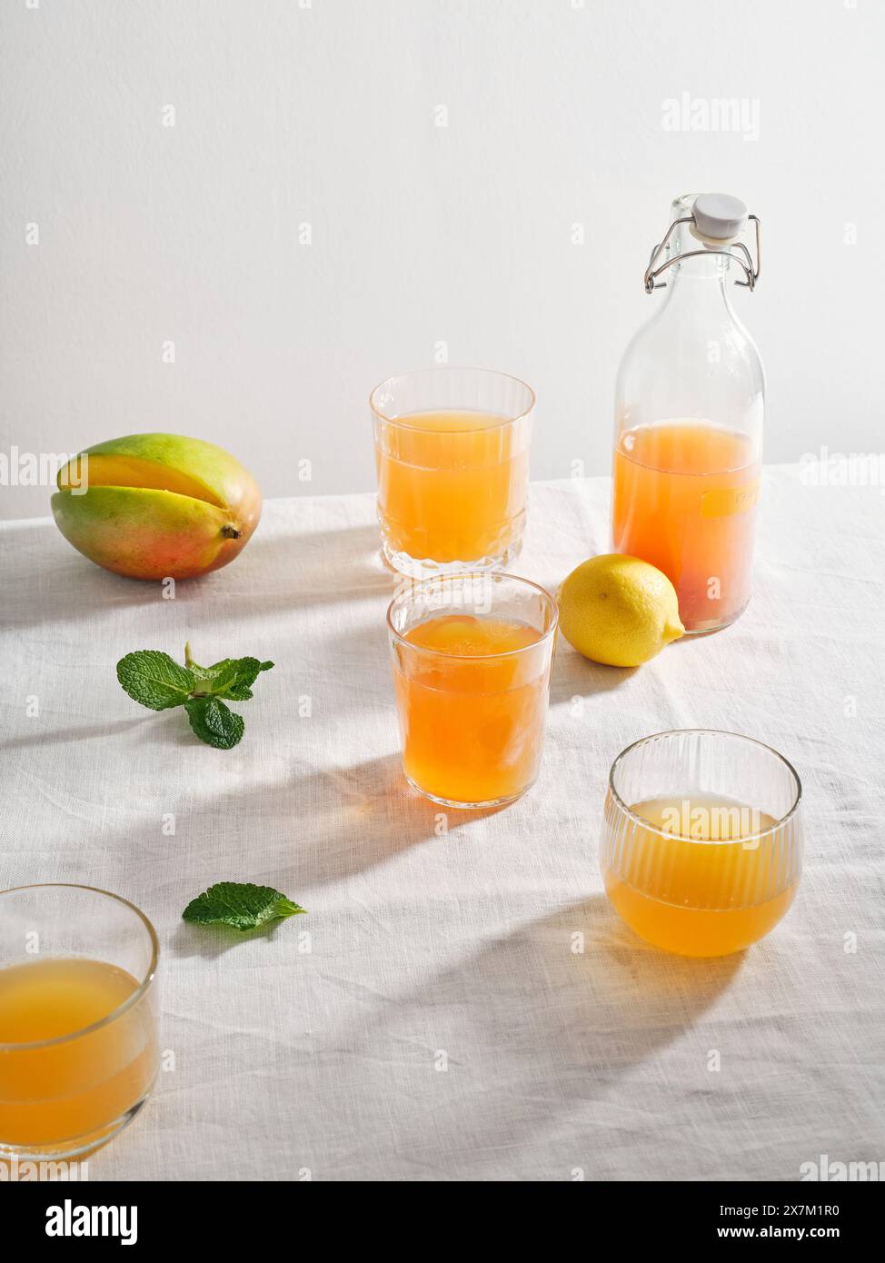 Boisson kombucha fermentée maison avec saveur de fruit sur fond blanc Banque D'Images