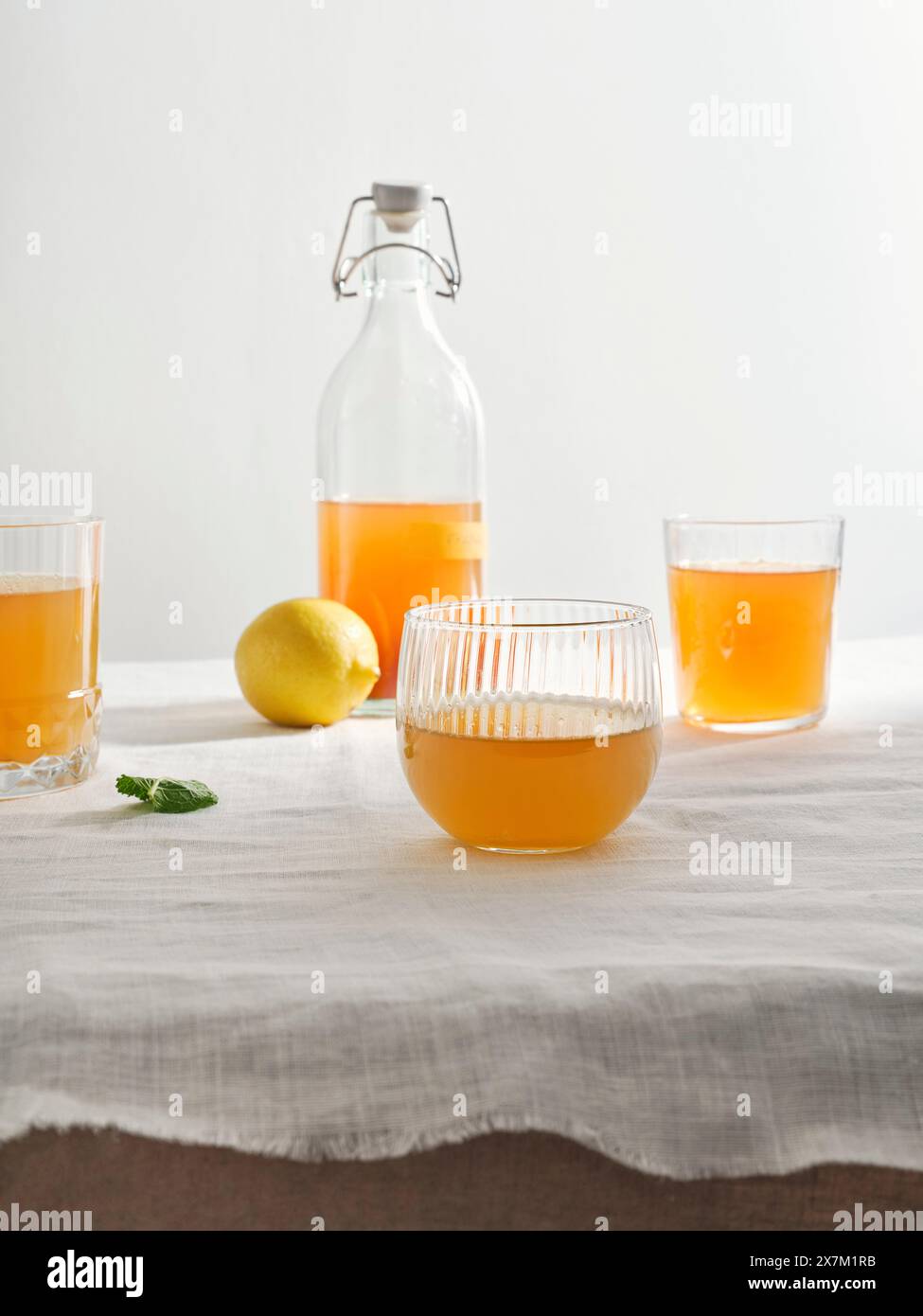 Boisson kombucha fermentée maison avec saveur de fruit sur fond blanc Banque D'Images