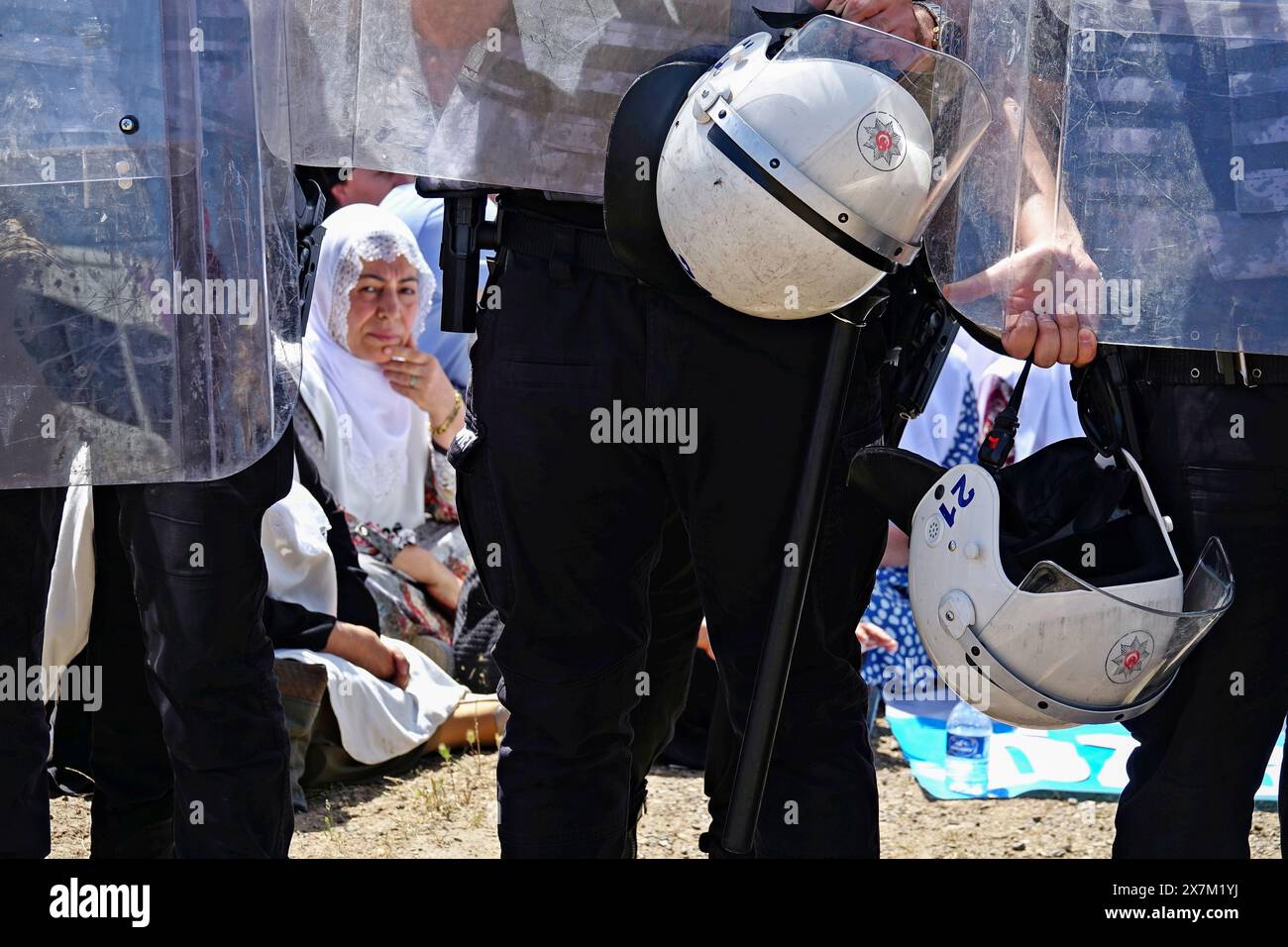 Des femmes kurdes sous blocus de la police sont vues pendant la manifestation devant la prison de Diyarbakir. Lors de la manifestation « Give Voice to Freedom » des « mères kurdes de la paix » et des proches des prisonniers devant la prison de Diyarbak, la police a empêché les médias de prendre des photos et de filmer en levant leurs boucliers en l'air. Par conséquent, les manifestants ont organisé un sit-in de protestation pendant un certain temps. Ils ont ensuite fait une déclaration attirant l'attention sur l'oppression dans les prisons en Turquie et dispersées sous contrôle de la police. Représentants du Parti de l'égalité du peuple et de la démocratie (Parti DEM), Regi démocratique Banque D'Images