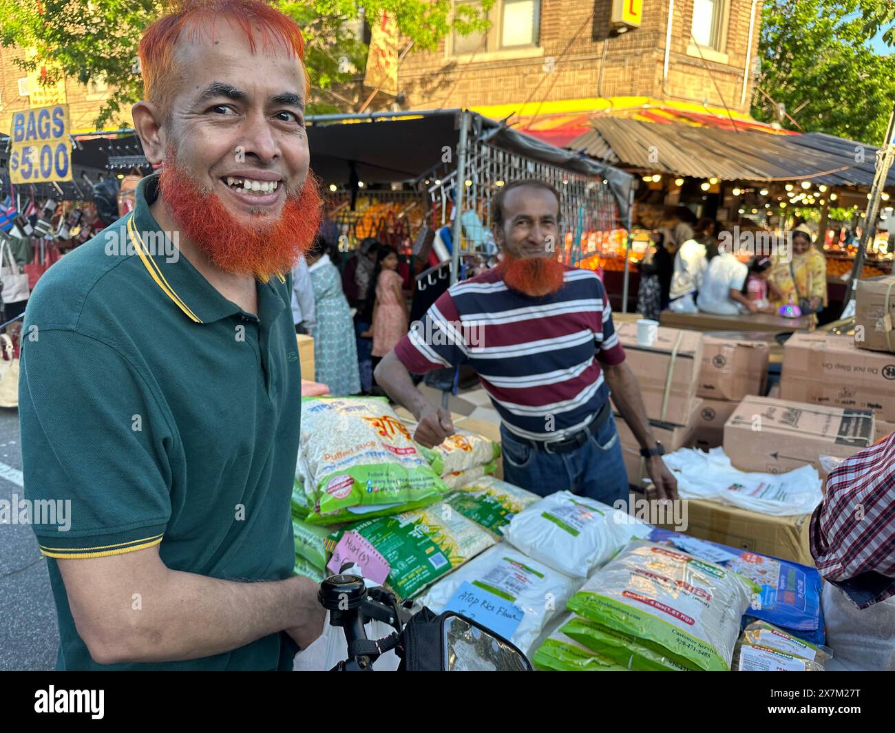 Deux hommes avec des barbes et des cheveux de couleur henné à la foire de rue du Bangladesh dans la section Kensingto de Brooklyn, New York Banque D'Images