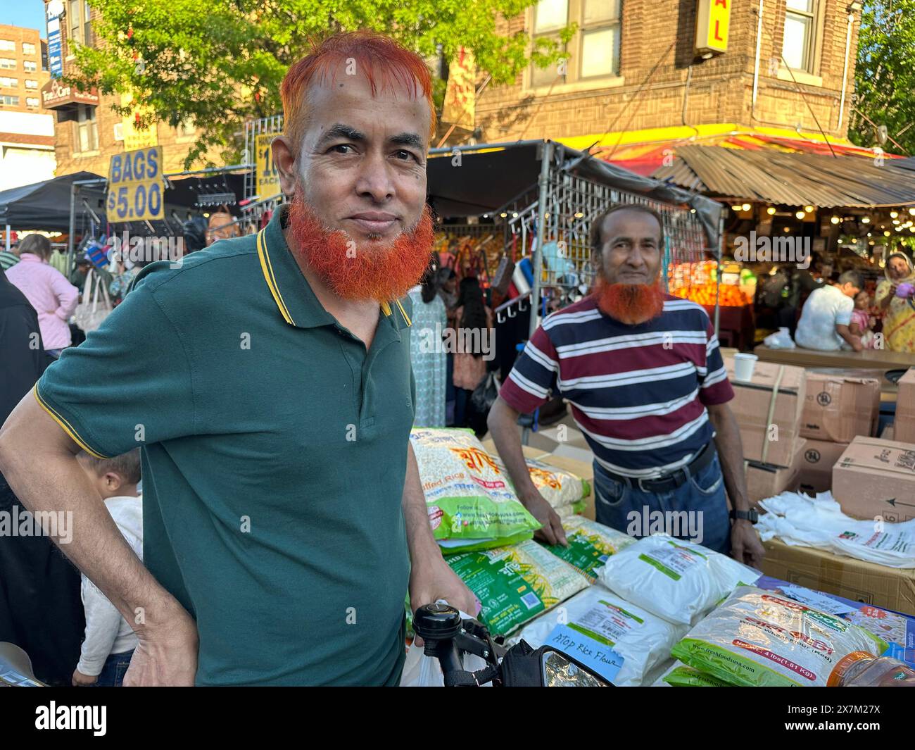 Deux hommes avec des barbes et des cheveux de couleur henné à la foire de rue du Bangladesh dans la section Kensingto de Brooklyn, New York Banque D'Images