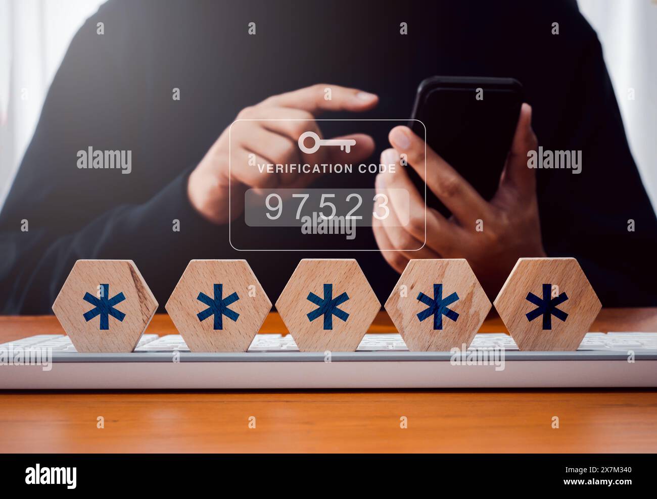 Authentification en deux étapes ou concept 2FA. Les numéros de code de vérification avec l'icône de clé apparaissent lorsque l'homme d'affaires utilisant le téléphone intelligent pour valider la page de mot de passe, Banque D'Images