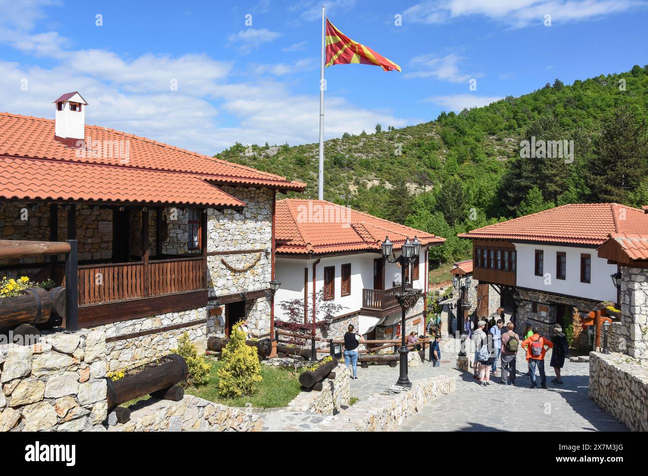 Maisons traditionnelles, le macédonien Village Resort, Gorno Nerezi, Skopje, Skopje, République de Macédoine du Nord Banque D'Images
