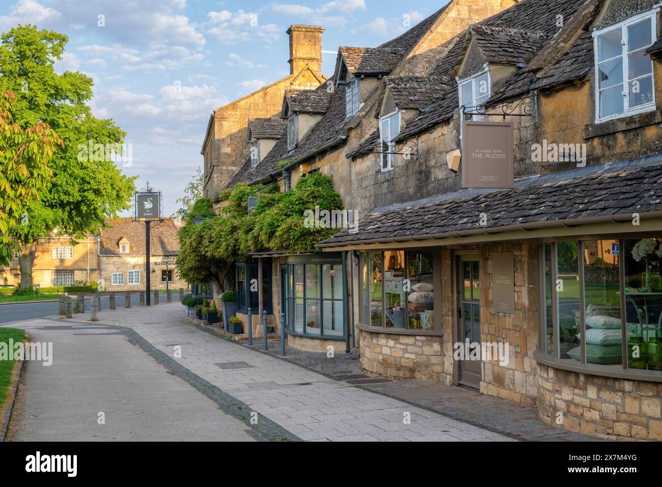 Boutiques de Broadway juste avant le lever du soleil. Broadway, Cotswolds, Worcestershire, Angleterre Banque D'Images