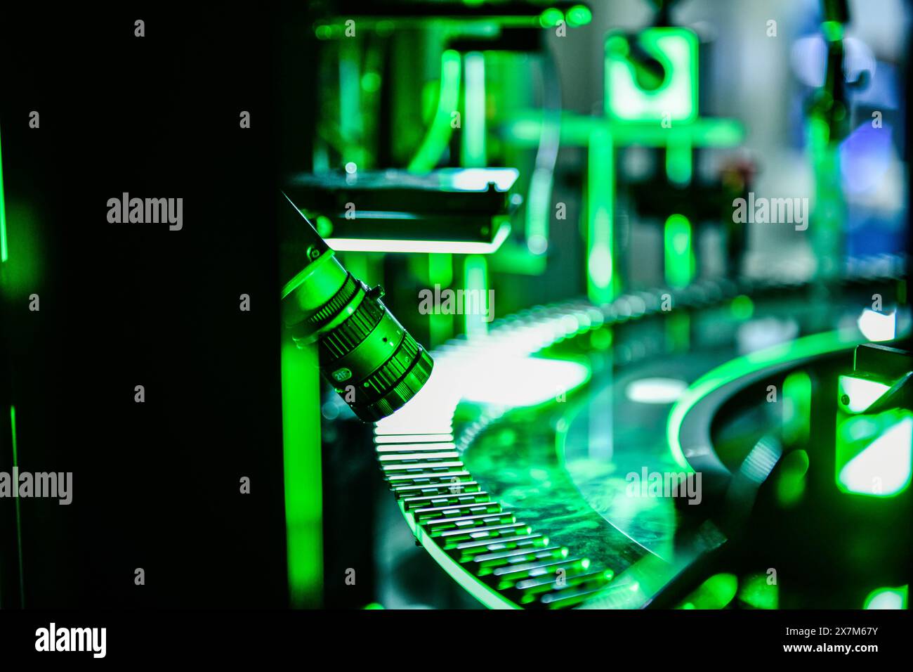 Machine de tri de caméra à grande vitesse pour tige en aluminium dans la ligne de production. Banque D'Images