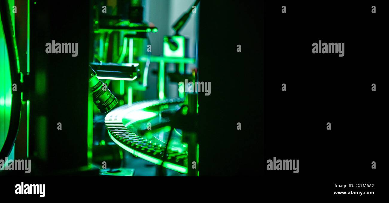 Machine de tri de caméra à grande vitesse pour tige en aluminium dans la ligne de production. industriel Banque D'Images
