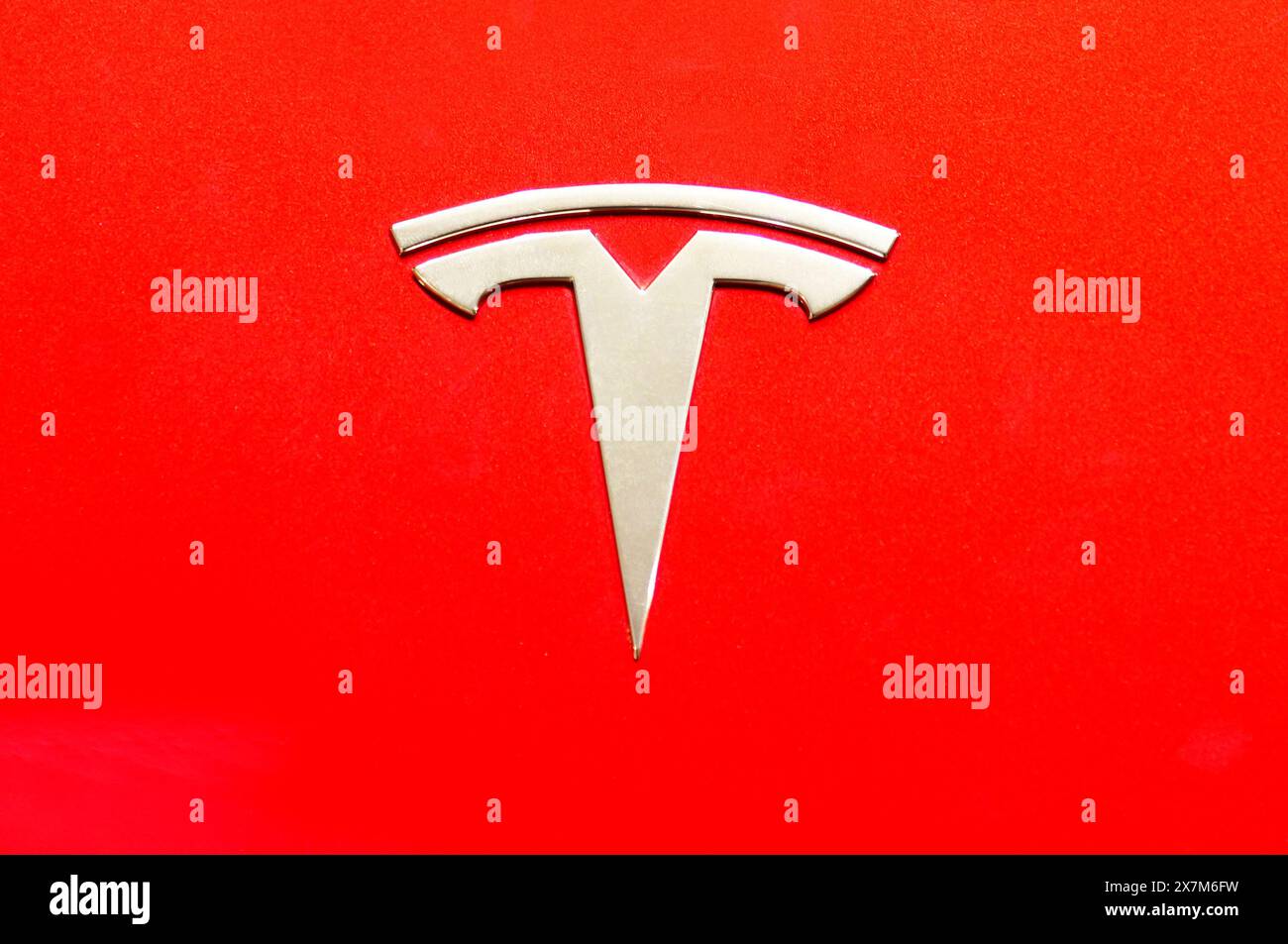 Bangkok , Thaïlande , -15 mai 2024 : gros plan du logo Tesla sur fond rouge tesla modèle 3 au showroom du concessionnaire dans le parangon siam Banque D'Images