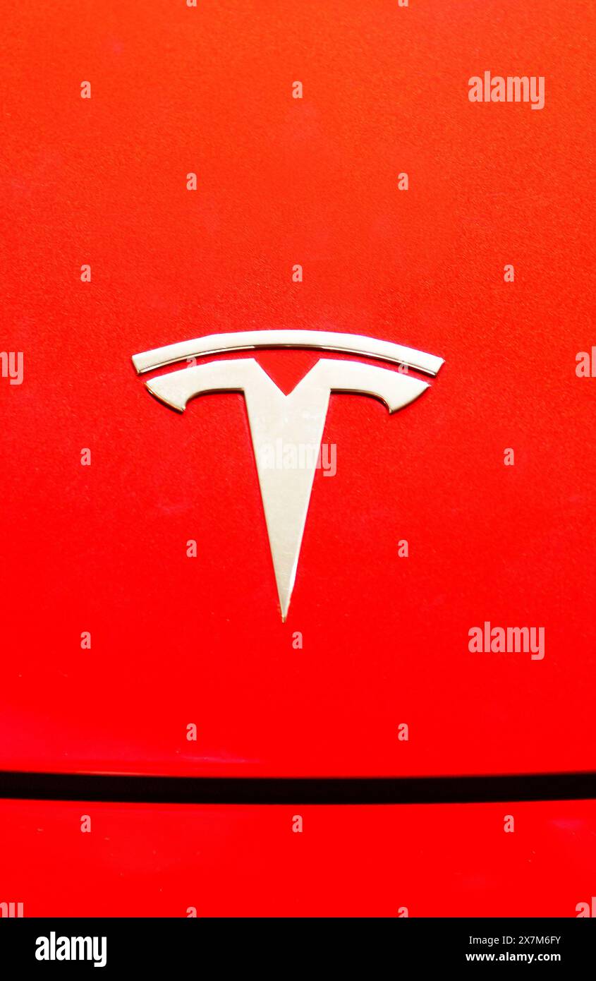 Bangkok , Thaïlande , -15 mai 2024 : gros plan du logo Tesla sur fond rouge tesla modèle 3 au showroom du concessionnaire dans le parangon siam Banque D'Images