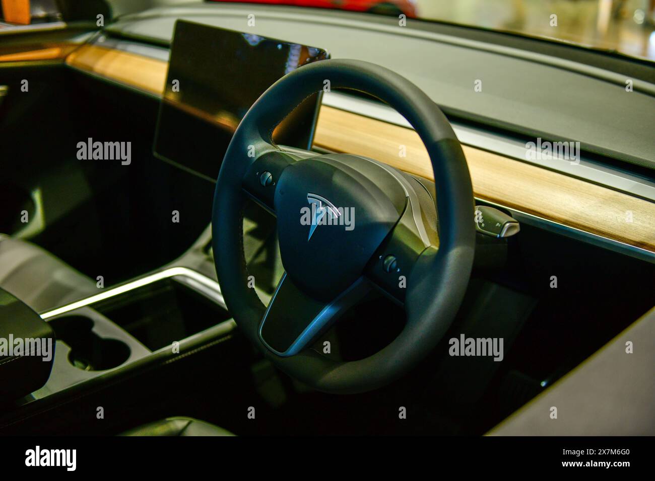 BANGKOK , THAÏLANDE , -15 mai 2024 : intérieur de la voiture électrique Tesla modèle y intérieur futuriste de voiture avec affichage de tablette au grand magasin siam Parangon Banque D'Images