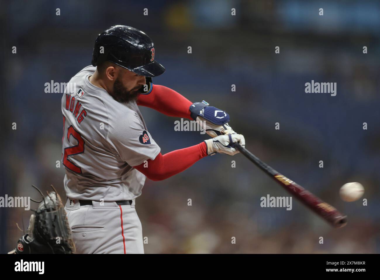 Petersburg, Floride, États-Unis. 20 mai 2024. Petersburg, FL : les Red Sox de Boston ont désigné Connor Wong (12 ans) en single contre Jonny DeLuca (21 ans), joueur du centre des Rays de Tampa Bay, lors d'un match de la MLB le 20 mai 2024 au Tropicana Field. Les Red Sox ont battu les rayons 5-0. (Crédit image : © Kim Hukari/ZUMA Press Wire) USAGE ÉDITORIAL SEULEMENT! Non destiné à UN USAGE commercial ! Crédit : ZUMA Press, Inc/Alamy Live News Banque D'Images