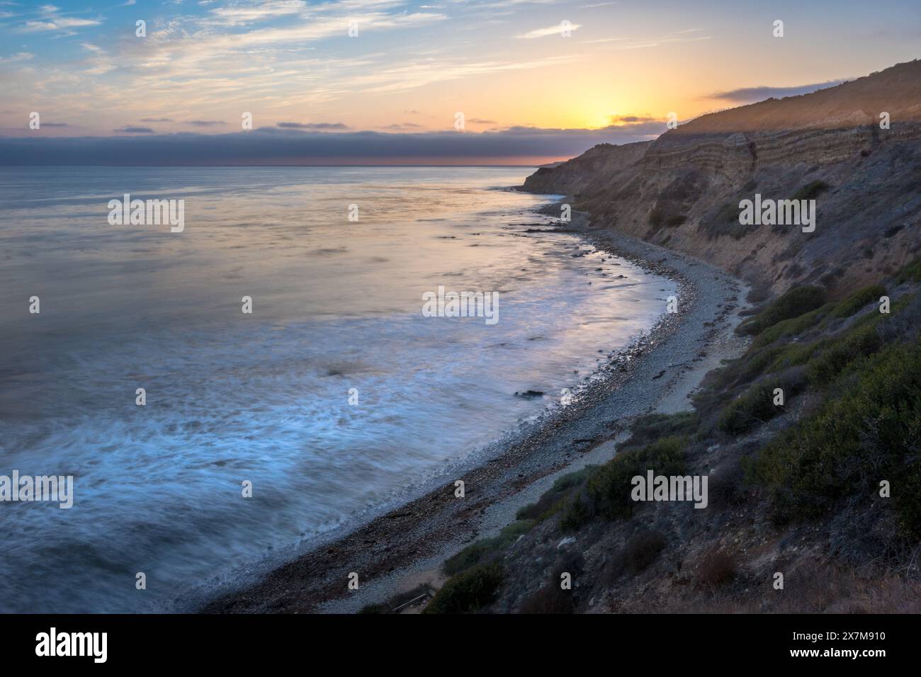 Embarquez pour un voyage serein le long du Catalina Trail, où le coucher de soleil paisible illumine les falaises accidentées et la splendeur côtière de Ocean Trails Rese Banque D'Images