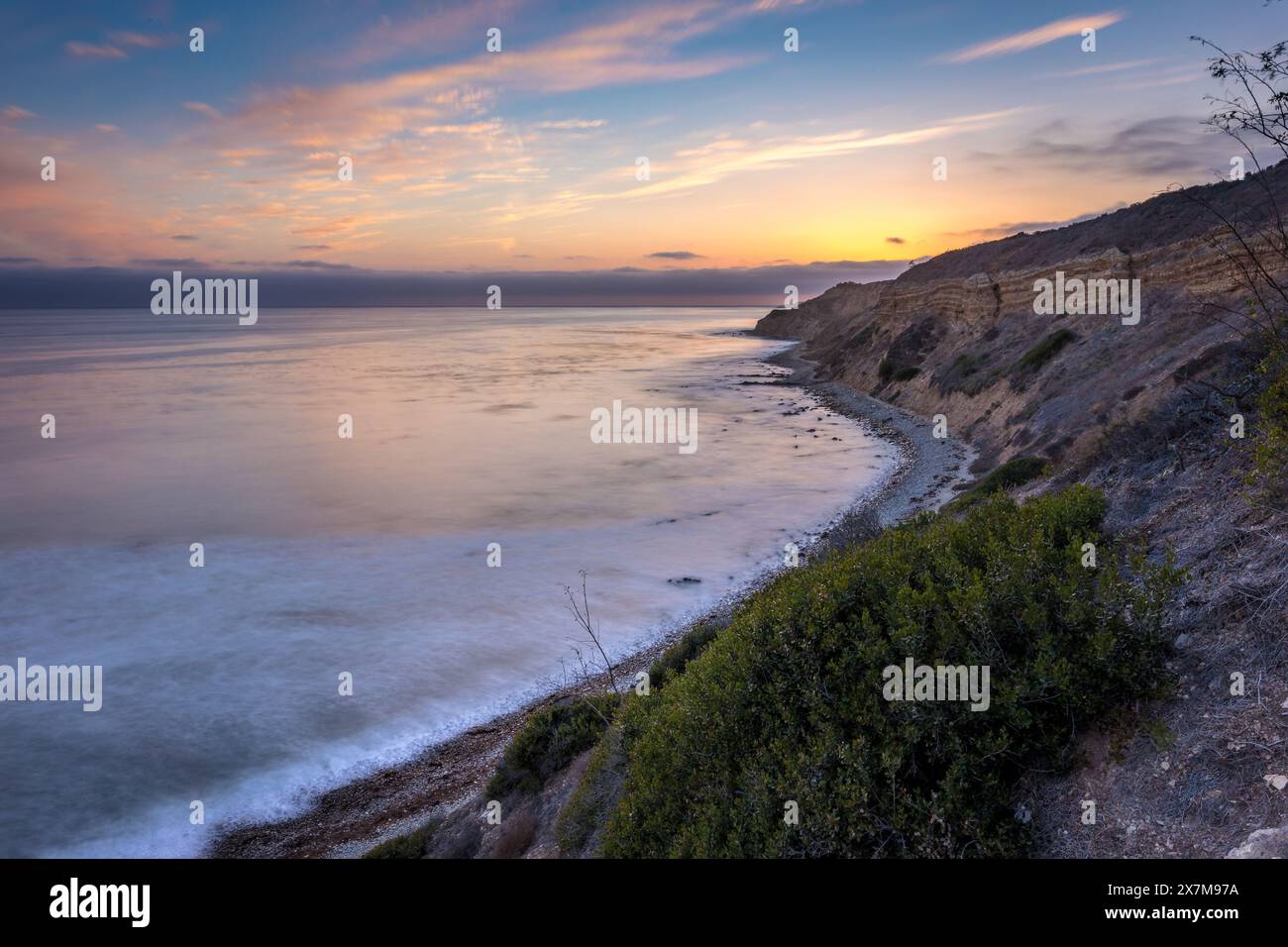 Embarquez pour un voyage serein le long du Catalina Trail, où le coucher de soleil paisible illumine les falaises accidentées et la splendeur côtière de Ocean Trails Rese Banque D'Images