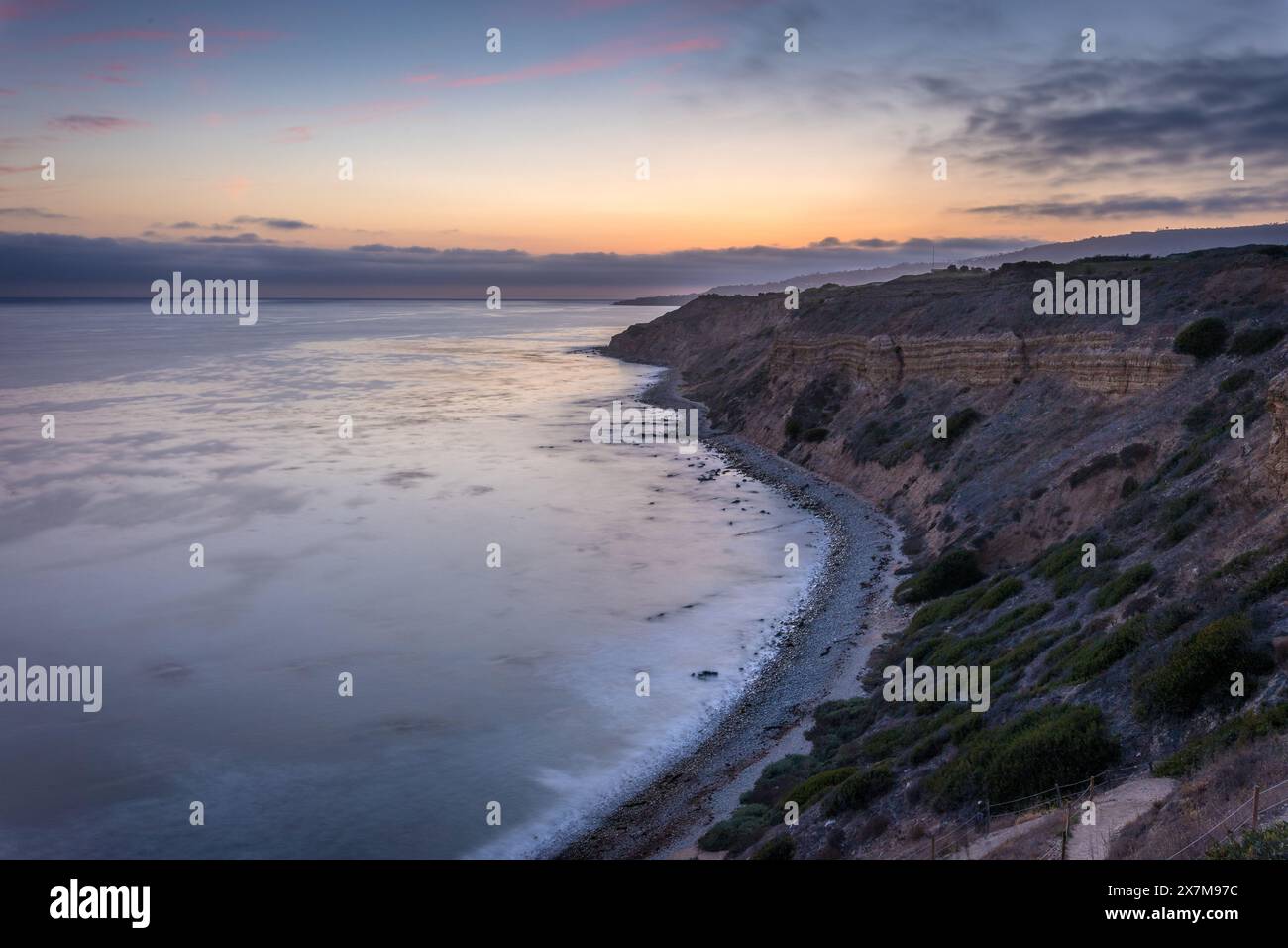 Embarquez pour un voyage serein le long du Catalina Trail, où le coucher de soleil paisible illumine les falaises accidentées et la splendeur côtière de Ocean Trails Rese Banque D'Images