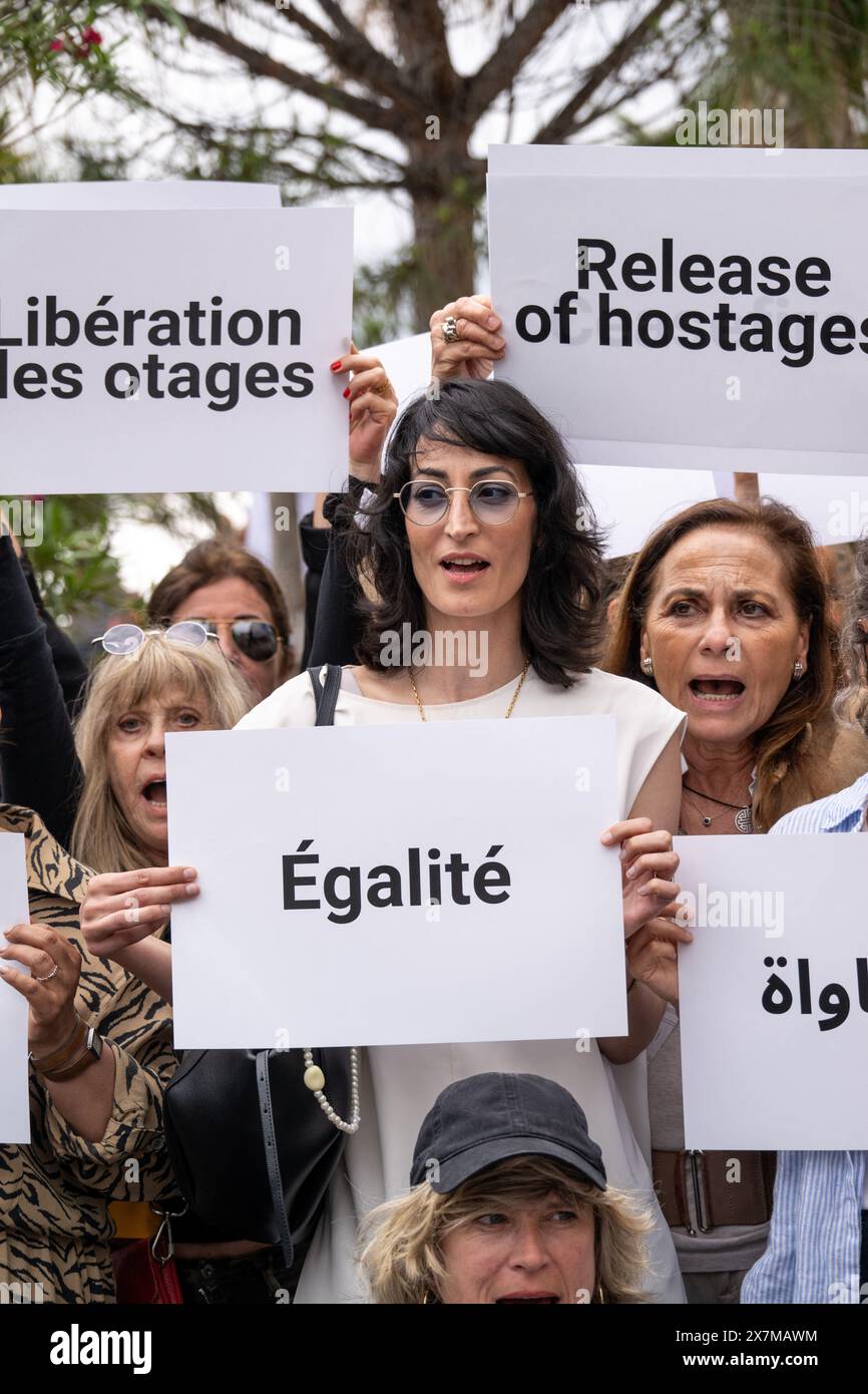 Cannes, France. 20 mai 2024. Laetitia Eido (au centre) et d'autres "femmes guerrières de la paix", portent des messages en français, arabe, hébreu et anglais disant "paix", "cessez le feu", "libérez les otages", comme elles le montrent sur la "Croisette" à Cannes, pour attirer l'attention sur la situation à Gaza et en Israël, autour du 77ème Festival de Cannes, France, le 20 mai 2024. Photo de Ammar Abd Rabbo/ABACAPRESS. COM Credit : Abaca Press/Alamy Live News Banque D'Images