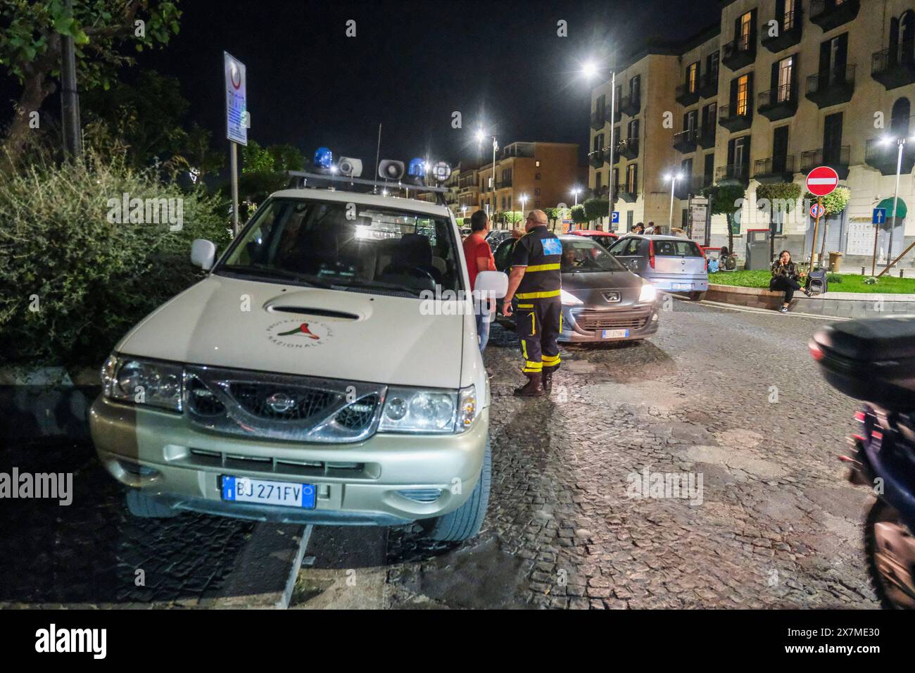 News - Italie : Campi Flegrei, bradismo gens dans la rue après les chocs du tremblement de terre, près de Naples, dans le sud de l'Italie, 20 mai 2024. Le choc qui s'est produit à 8,10 heures avec son épicentre au Campi Flegrei était de magnitude 4,4. Nous l'apprenons de l'Institut national de géophysique et de volcanologie, selon lequel la profondeur du tremblement de terre était de trois kilomètres Napoli Pozzuoli Italie Copyright : xAntonioxBalascox/xLiveMediax LPN 1364604 Banque D'Images