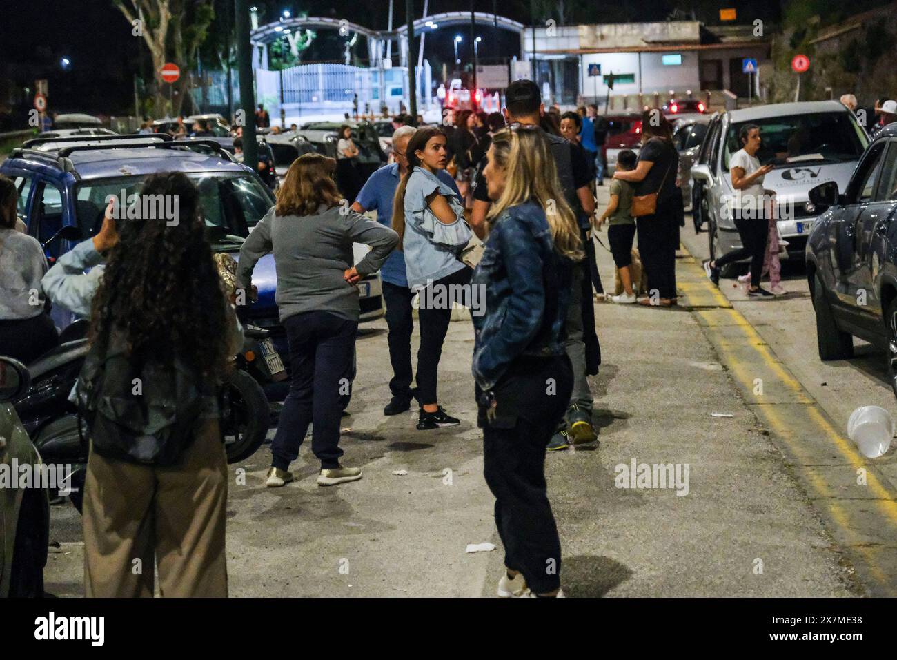 News - Italie : Campi Flegrei, bradismo gens dans la rue après les chocs du tremblement de terre, près de Naples, dans le sud de l'Italie, 20 mai 2024. Le choc qui s'est produit à 8,10 heures avec son épicentre au Campi Flegrei était de magnitude 4,4. Nous l'apprenons de l'Institut national de géophysique et de volcanologie, selon lequel la profondeur du tremblement de terre était de trois kilomètres Napoli Pozzuoli Italie Copyright : xAntonioxBalascox/xLiveMediax LPN 1364605 Banque D'Images