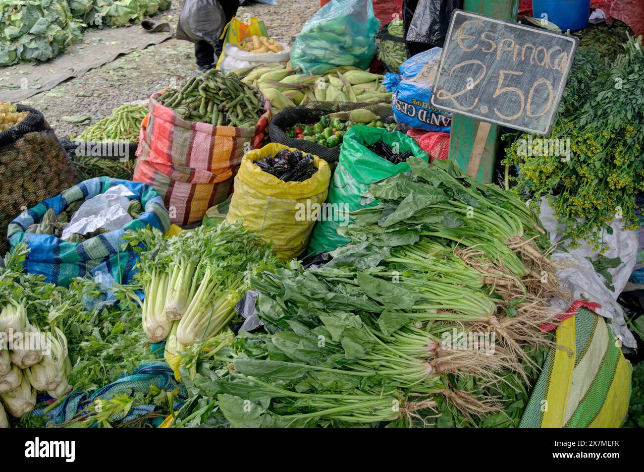 Chimbote, Pérou - 18 avril 2024 : divers légumes à vendre sur le marché public Mercado dos de Mayo (marché du 2 mai) Banque D'Images