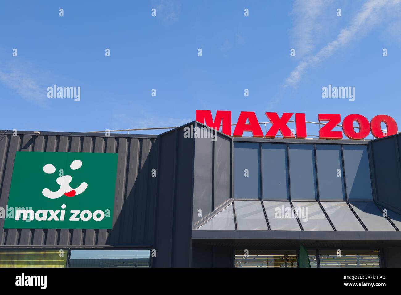 Bordeaux , France - 05 12 2024 : marque maxi zoo logo et chaîne de signes textuels sur la façade d'une animalerie et d'un magasin d'accessoires pour animaux Banque D'Images