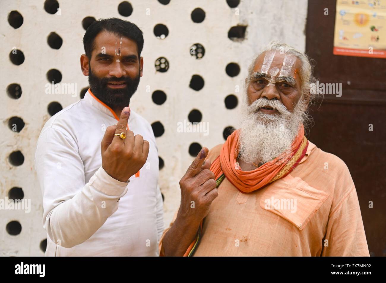 Ayodhya, Uttar Pradesh, Inde. 20 mai 2024. Des hommes sacrés hindous montrent leurs doigts encrés après avoir voté dans un bureau de vote lors de la cinquième phase des élections générales indiennes dans le district d'Ayodhya, Uttar Pradesh, Inde, le 20 mai 2024. (Crédit image : © Kabir Jhangiani/ZUMA Press Wire) USAGE ÉDITORIAL SEULEMENT! Non destiné à UN USAGE commercial ! Banque D'Images