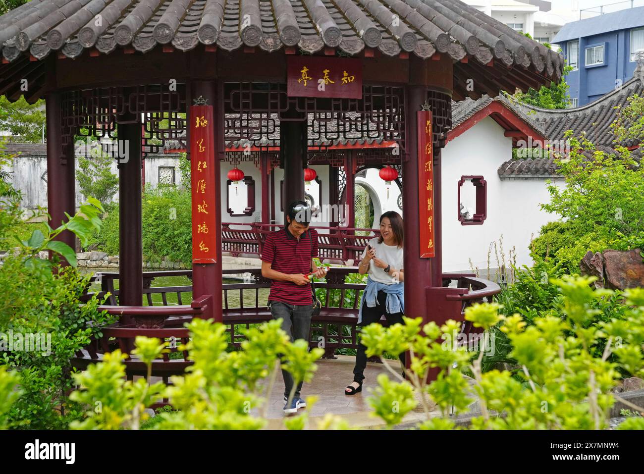 Chinese style garden and buildings captivate visitors from Japan and overseas at Fukushu-en in Naha City, Okinawa Prefecture on May 11, 2024. It was constructed in 1992, in celebration of the 10th anniversary of the establishment of the sister city relationship between Naha and Fuzhou in China and of the 70th anniversary of Naha City Gorvernment. ( The Yomiuri Shimbun via AP Images ) Banque D'Images
