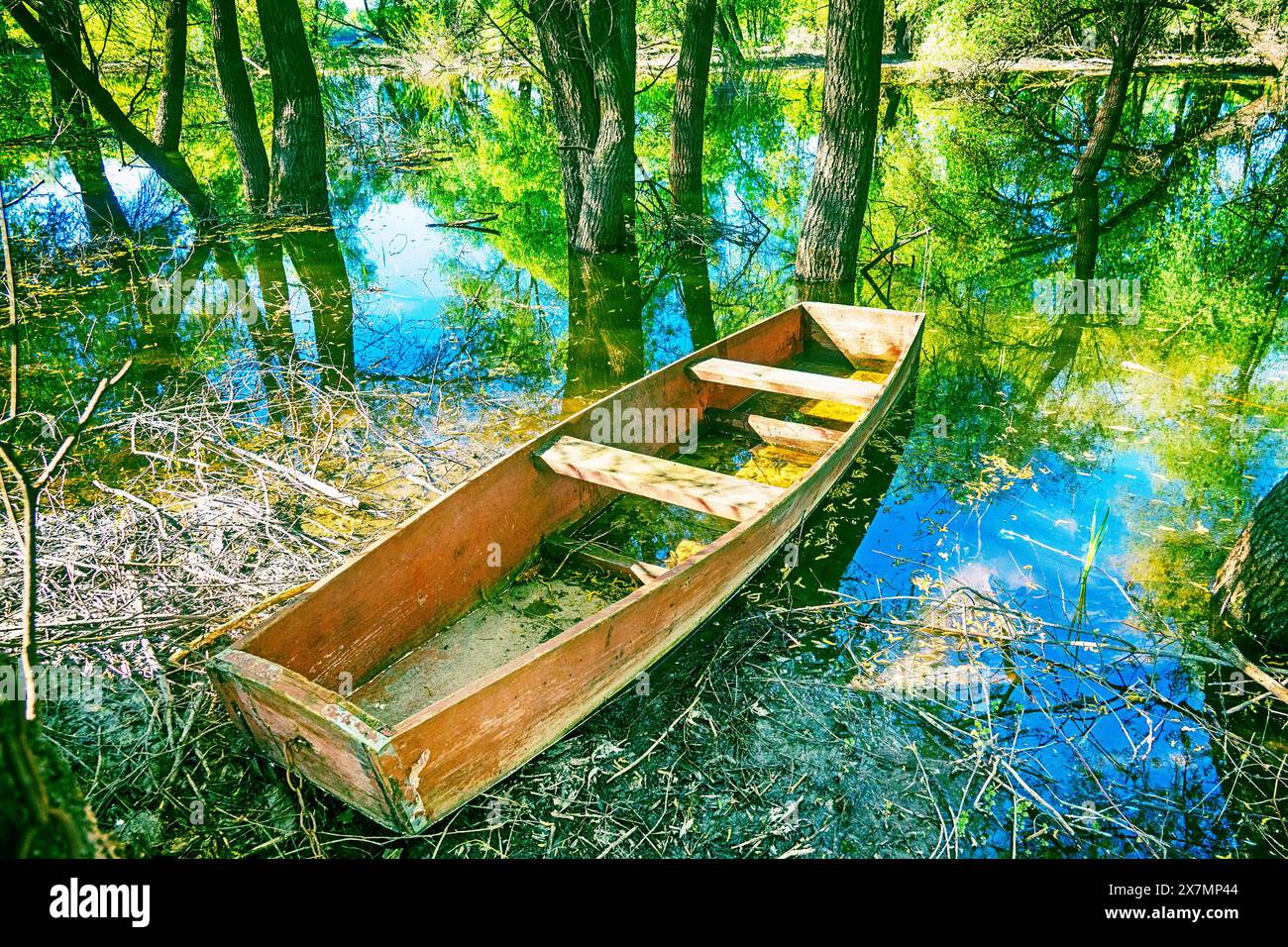 Vieux bateau simple en bois à fond plat d'une rame pour les eaux intérieures. Il ressemble à cercueil et dans de tels bateaux les ancêtres des Slaves ont été enterrés, Charon ca Banque D'Images