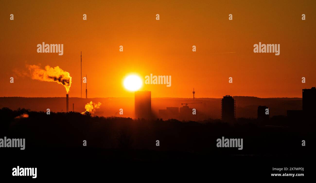 Gothenburg, Suède - 07 mars 2024 : le soleil se lève derrière un grand hôtel Banque D'Images