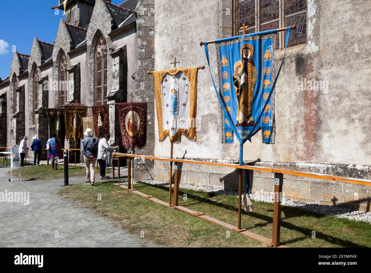 Plonévez-Porzay, France - août 29 2021 : bannières des différentes paroisses venues à participer au pardon de la chapelle Sainte-Anne-la-Palud Banque D'Images